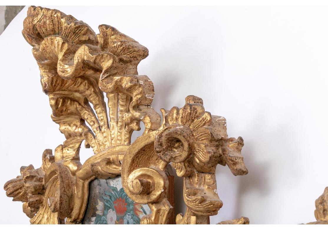 Exceptionnel miroir ancien sculpté, enduit de gesso et doré avec panneau peint en vente 12