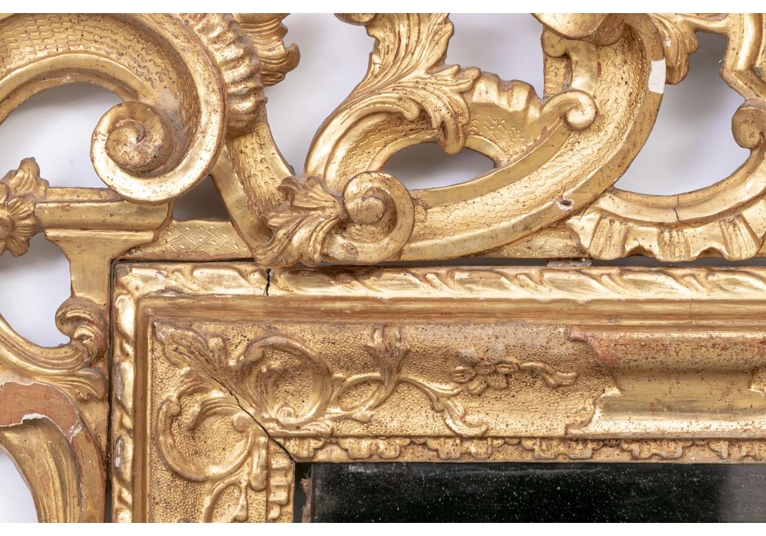 Sculpté Exceptionnel miroir ancien sculpté, enduit de gesso et doré avec panneau peint en vente