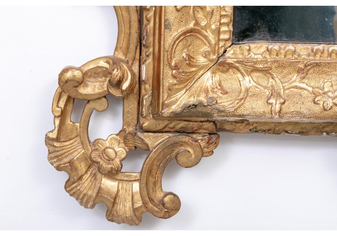 Exceptionnel miroir ancien sculpté, enduit de gesso et doré avec panneau peint Abîmé - En vente à Bridgeport, CT