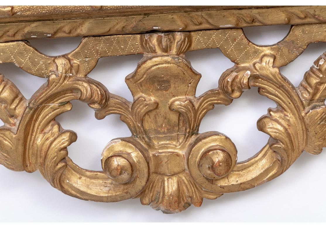 XIXe siècle Exceptionnel miroir ancien sculpté, enduit de gesso et doré avec panneau peint en vente