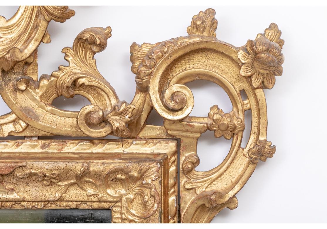Gesso Exceptionnel miroir ancien sculpté, enduit de gesso et doré avec panneau peint en vente
