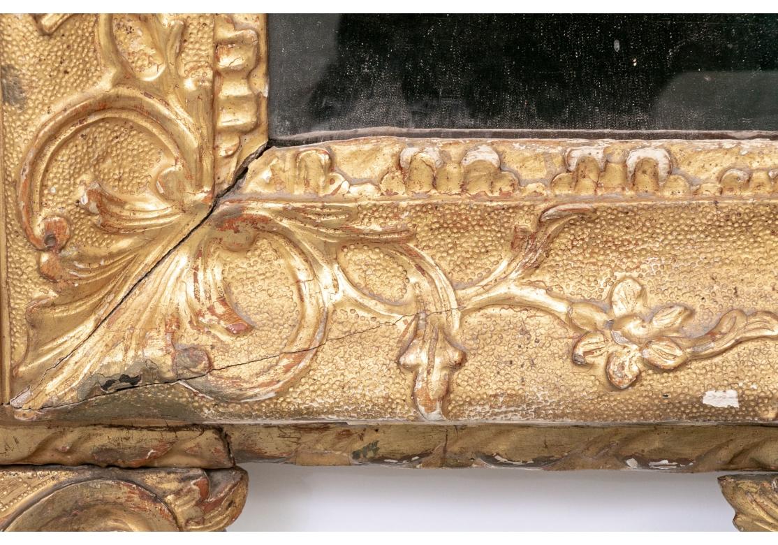 Exceptionnel miroir ancien sculpté, enduit de gesso et doré avec panneau peint en vente 1
