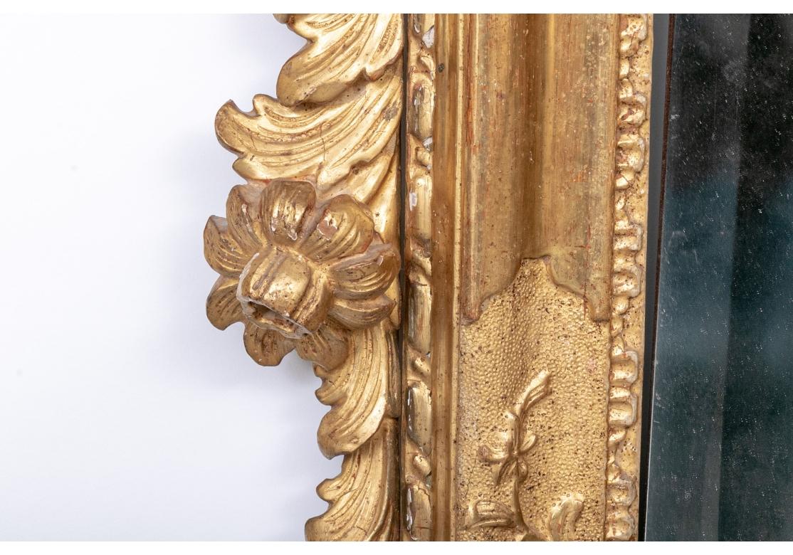Exceptionnel miroir ancien sculpté, enduit de gesso et doré avec panneau peint en vente 2