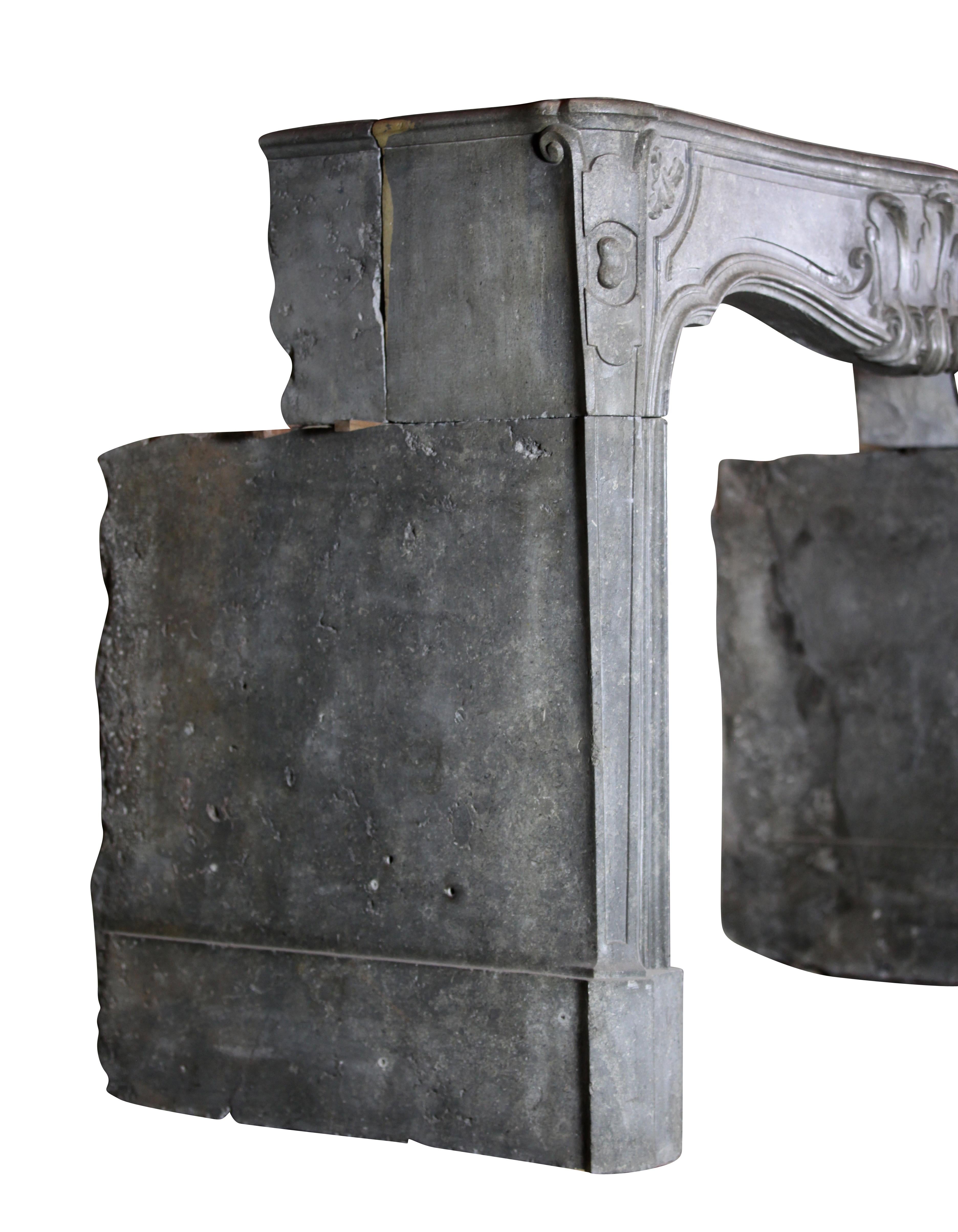 Außergewöhnlicher massiver, antiker Cheminee-Stoff aus grauem Hartstein aus Frankreich im Angebot 8