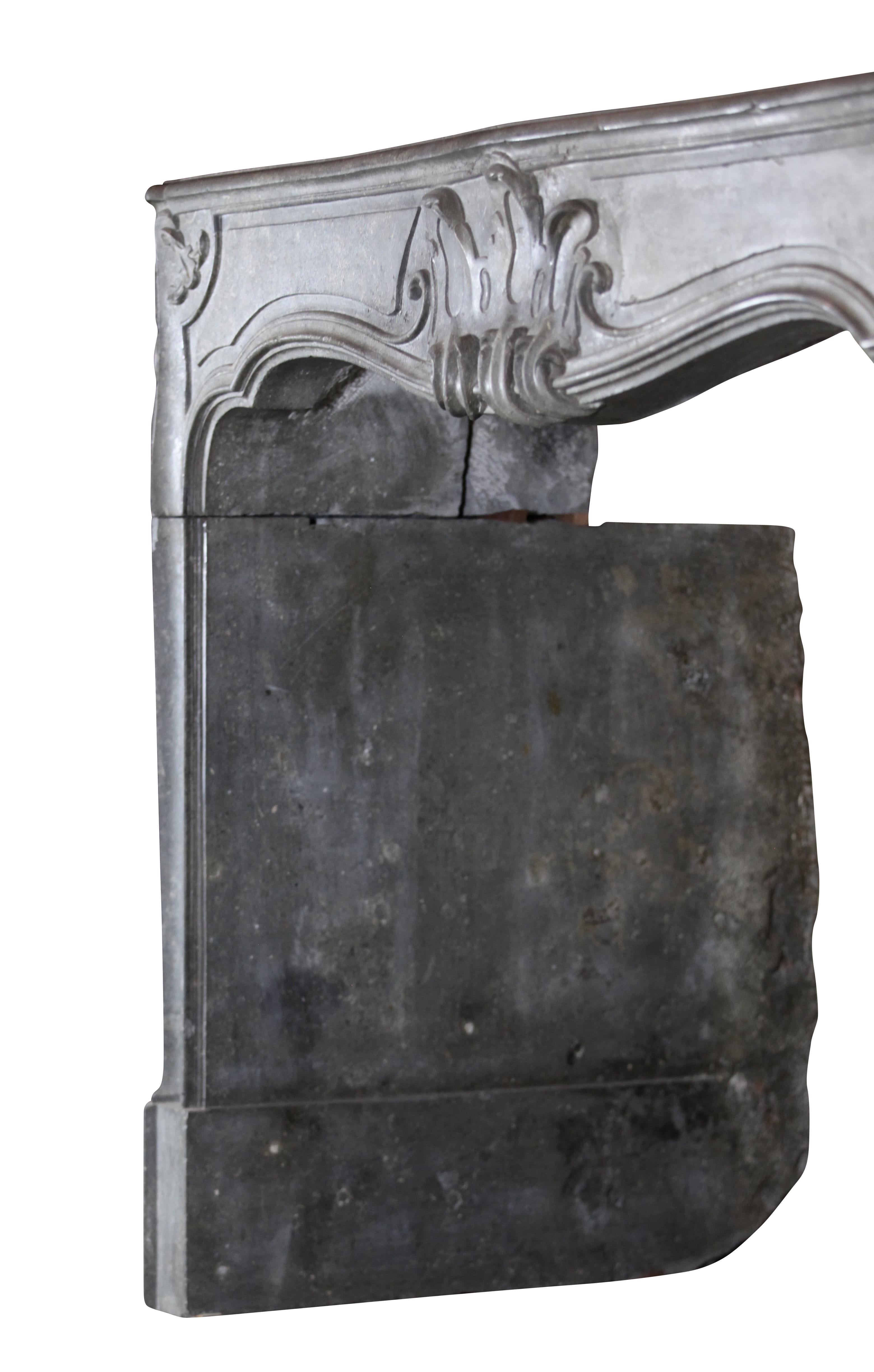 Außergewöhnlicher massiver, antiker Cheminee-Stoff aus grauem Hartstein aus Frankreich im Angebot 10