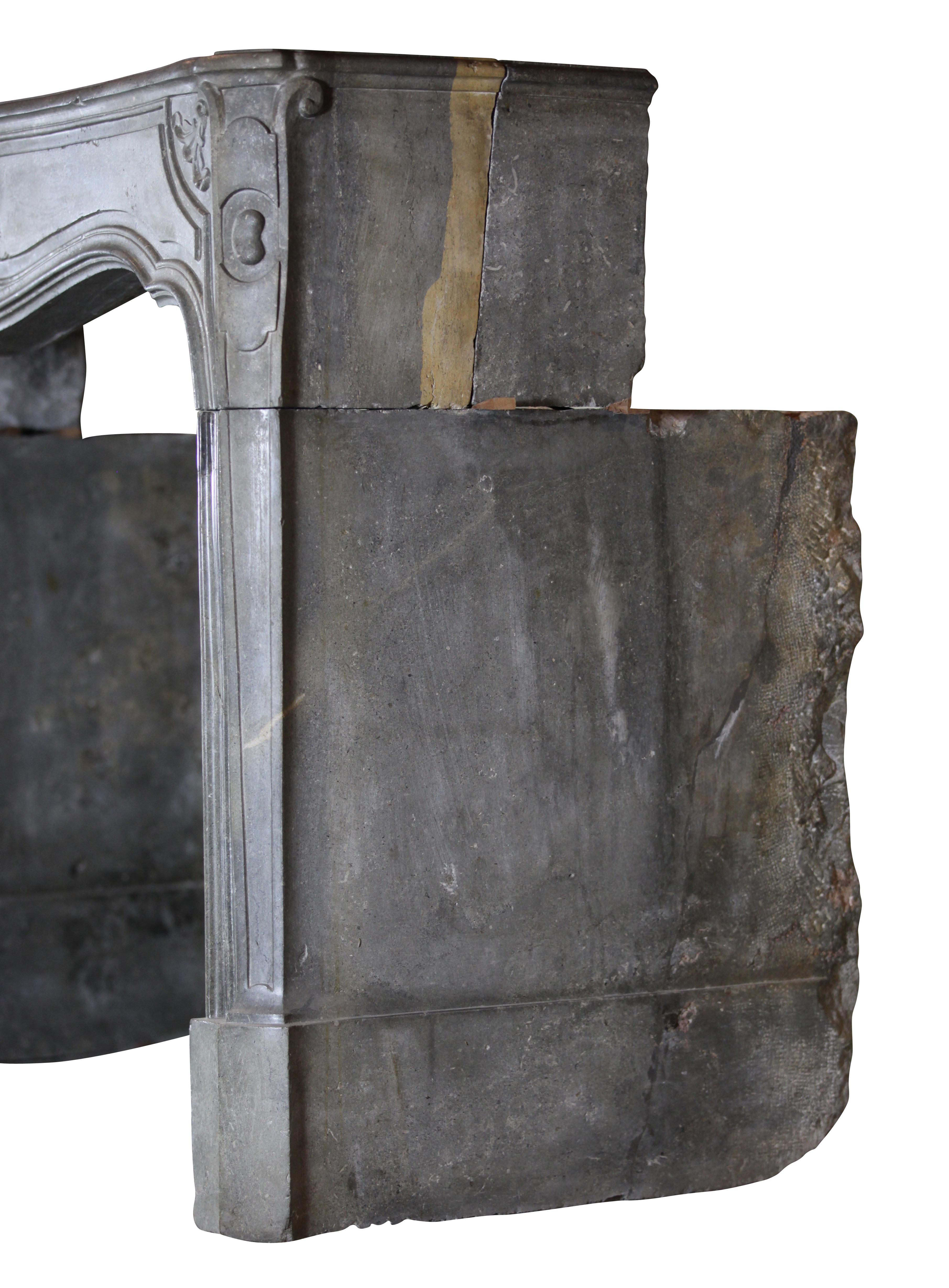 Außergewöhnlicher massiver, antiker Cheminee-Stoff aus grauem Hartstein aus Frankreich im Angebot 11