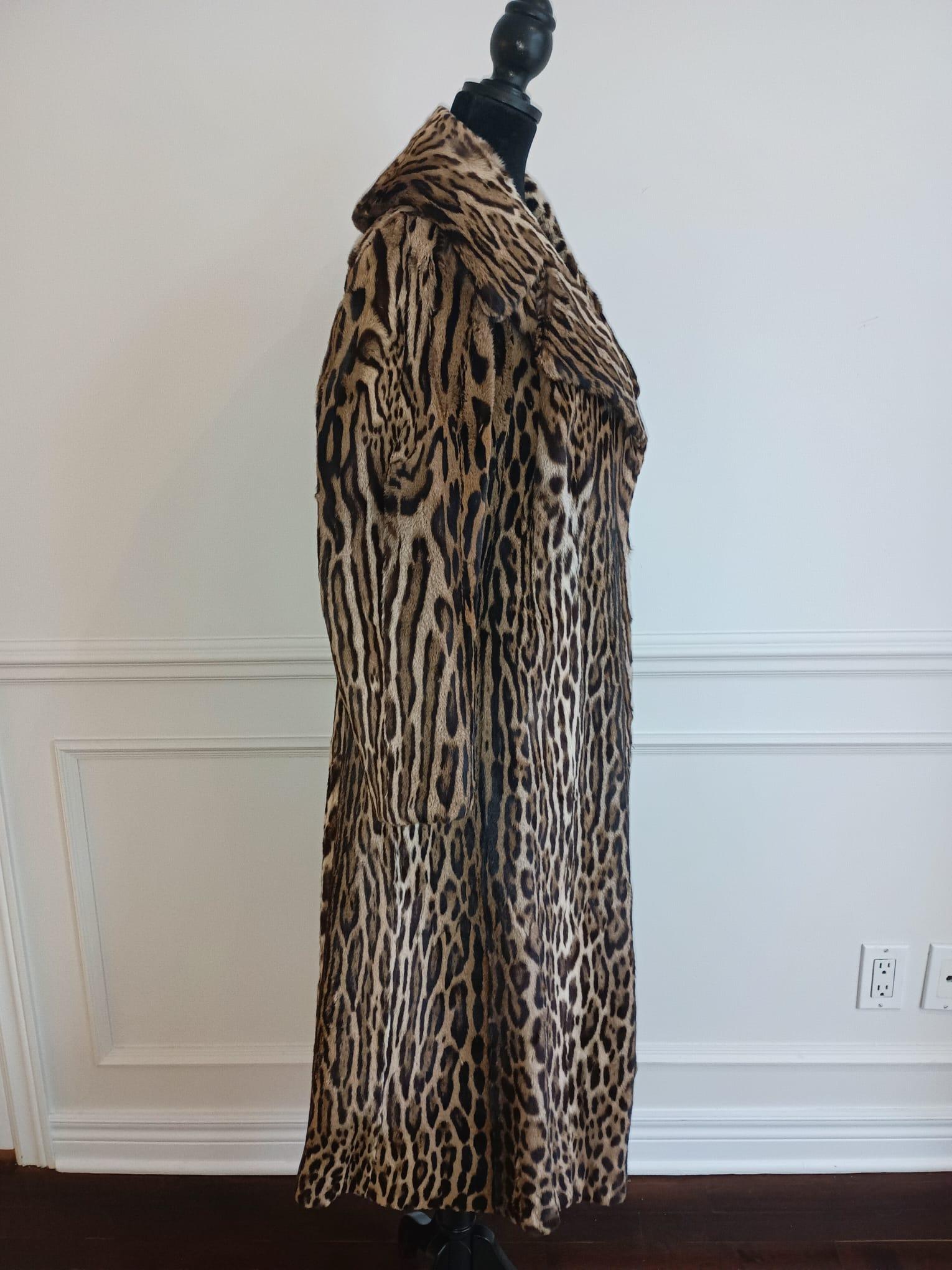 Eccezionale pelliccia di ocelot brasiliano maturo con collo a tacca taglia 10/M In condizioni ottime in vendita a Montreal, Quebec
