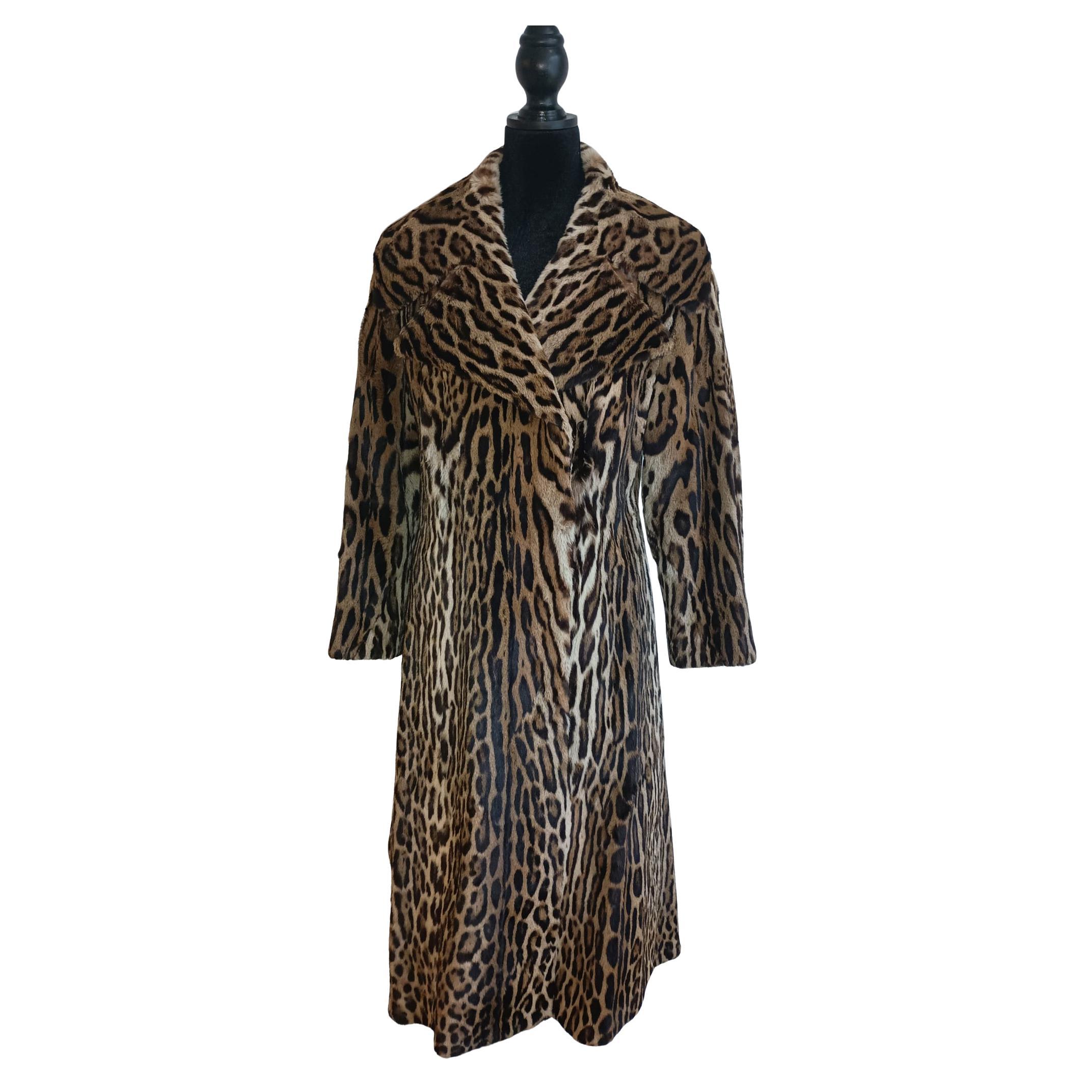 DESCRIZIONE : Eccezionale pelliccia di ocelot brasiliano maturo con colletto a tacca taglia 10/M

Raro cappotto d'epoca in pelliccia di gattopardo, colletto a tacca, maniche dritte, pelli morbide, bella pelliccia fresca, fermagli tedeschi europei