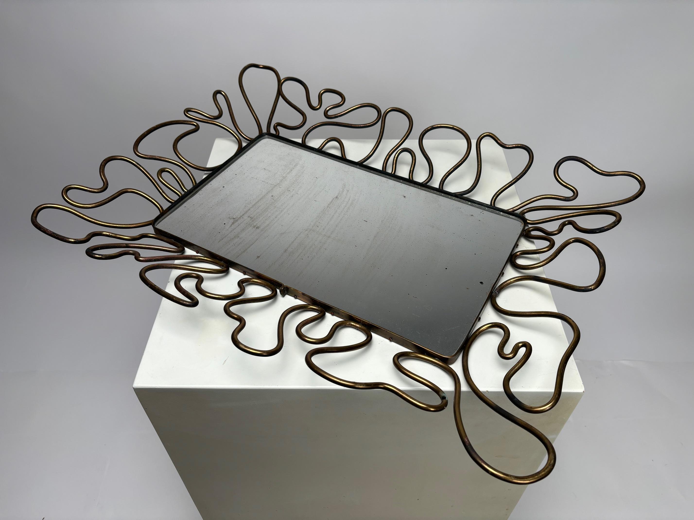 Extraordinaire miroir italien du milieu du siècle en laiton dans le style de Gio Ponti.

Il s'agit d'une œuvre unique, qui incarne le meilleur du design organique italien entre les années 1950 et 1960, et son extraordinaire savoir-faire. Un travail