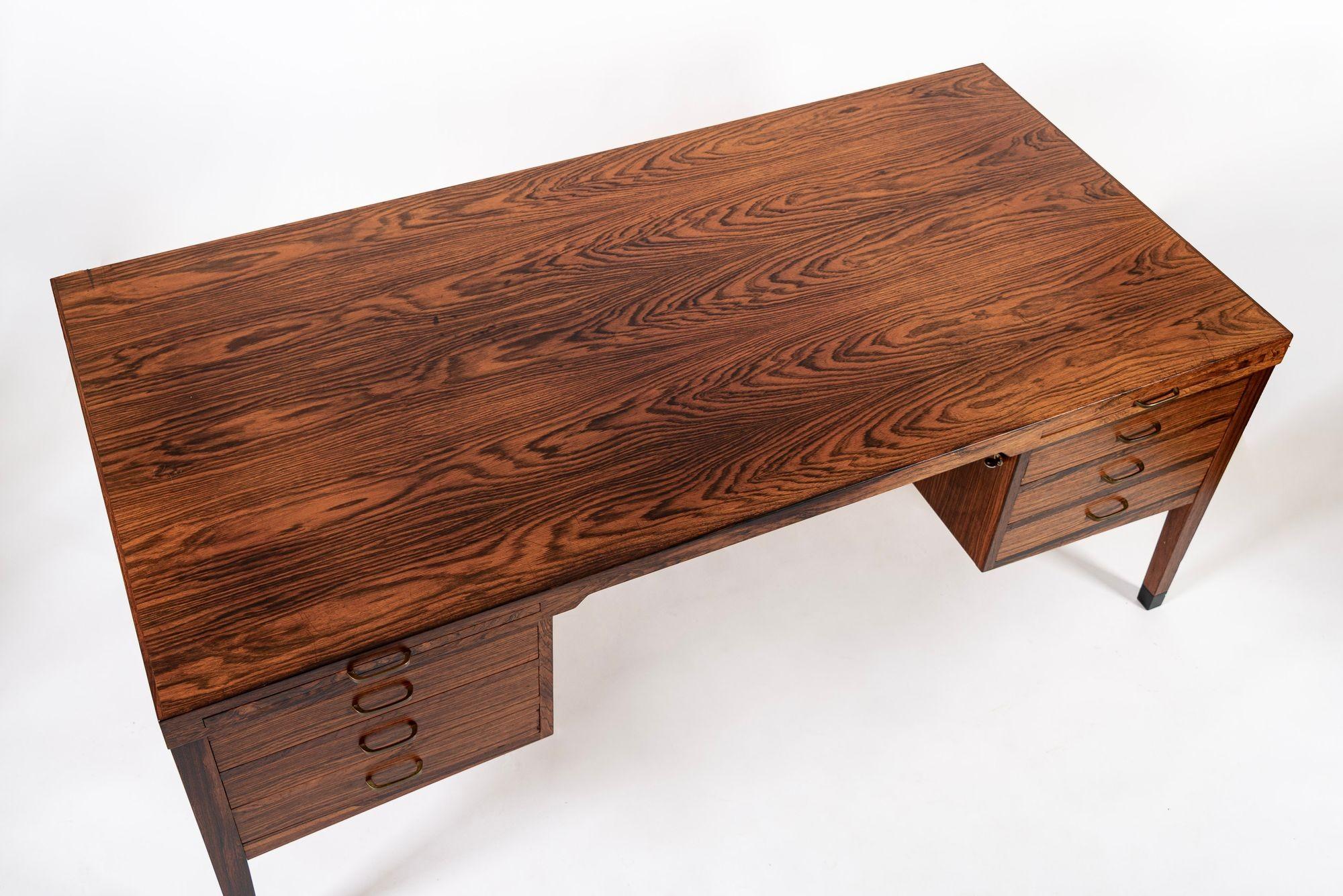 Exceptional Mid Century Danish Large Rosewood Executive Desk In Good Condition For Sale In Detroit, MI