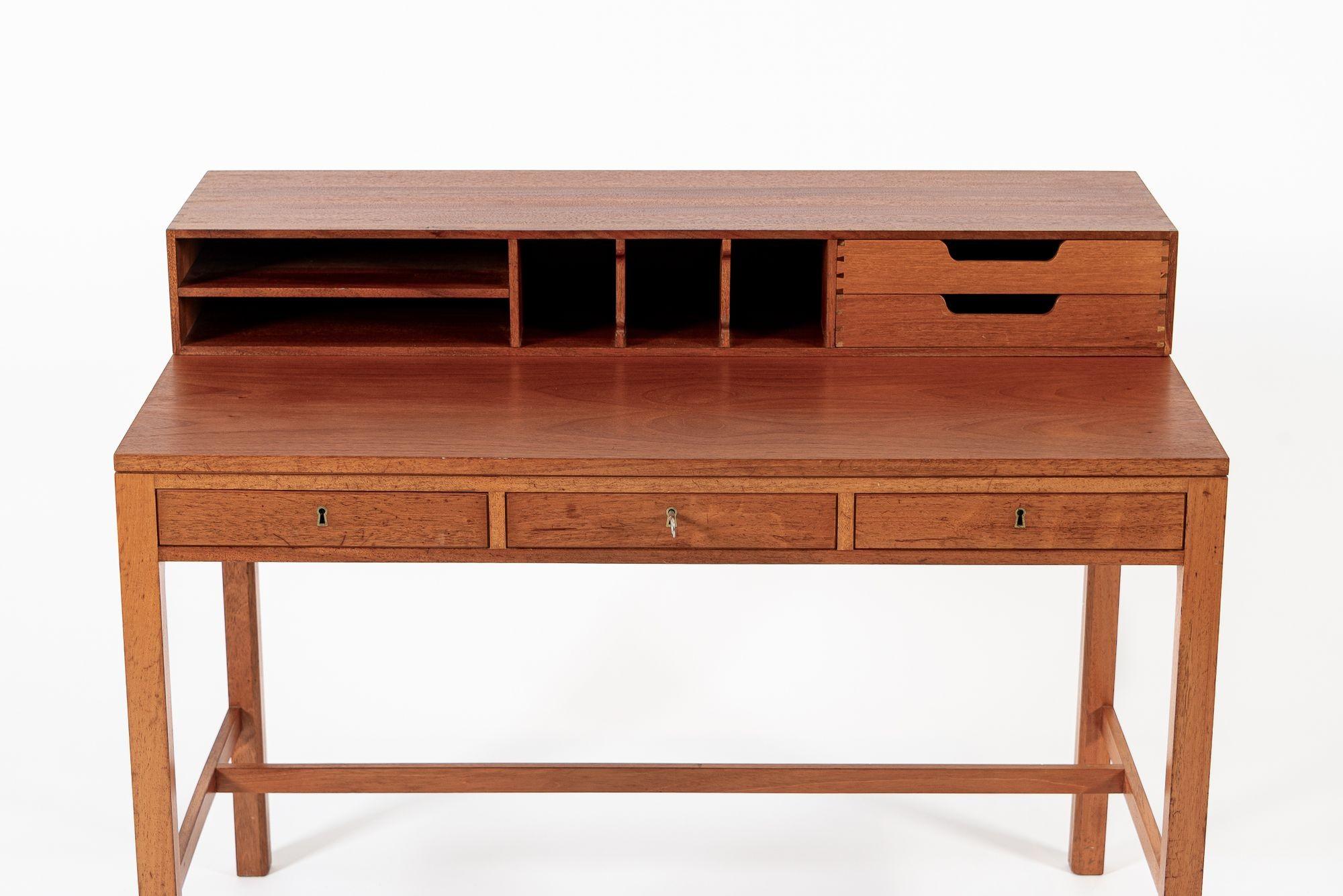 Mid-Century moderno Eccezionale scrivania danese di metà secolo in teak con conigliera in vendita