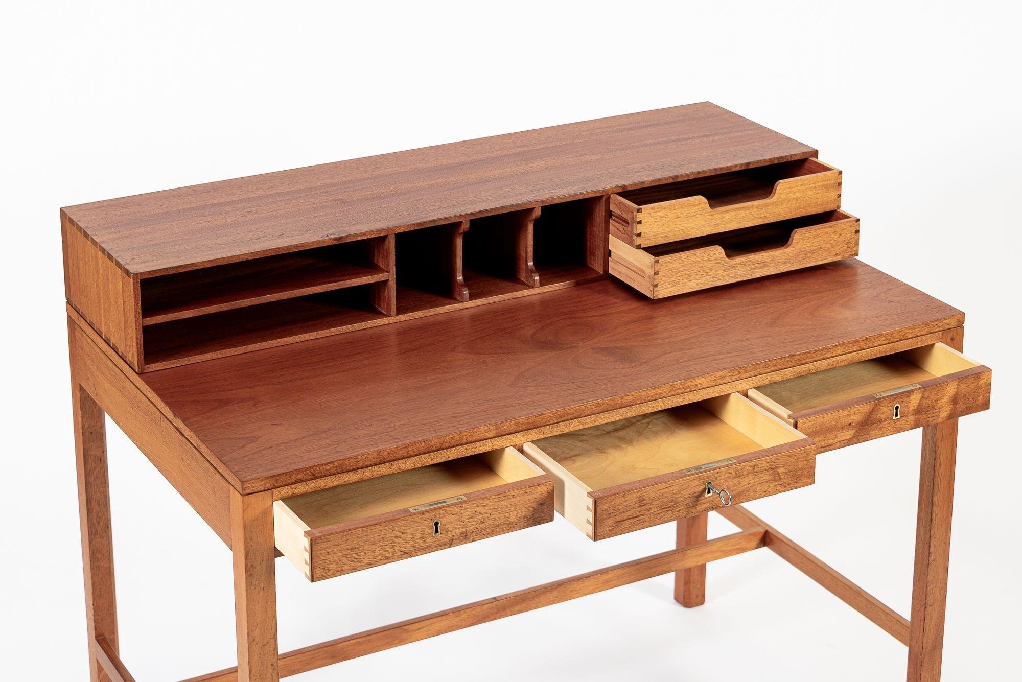 Danese Eccezionale scrivania danese di metà secolo in teak con conigliera in vendita