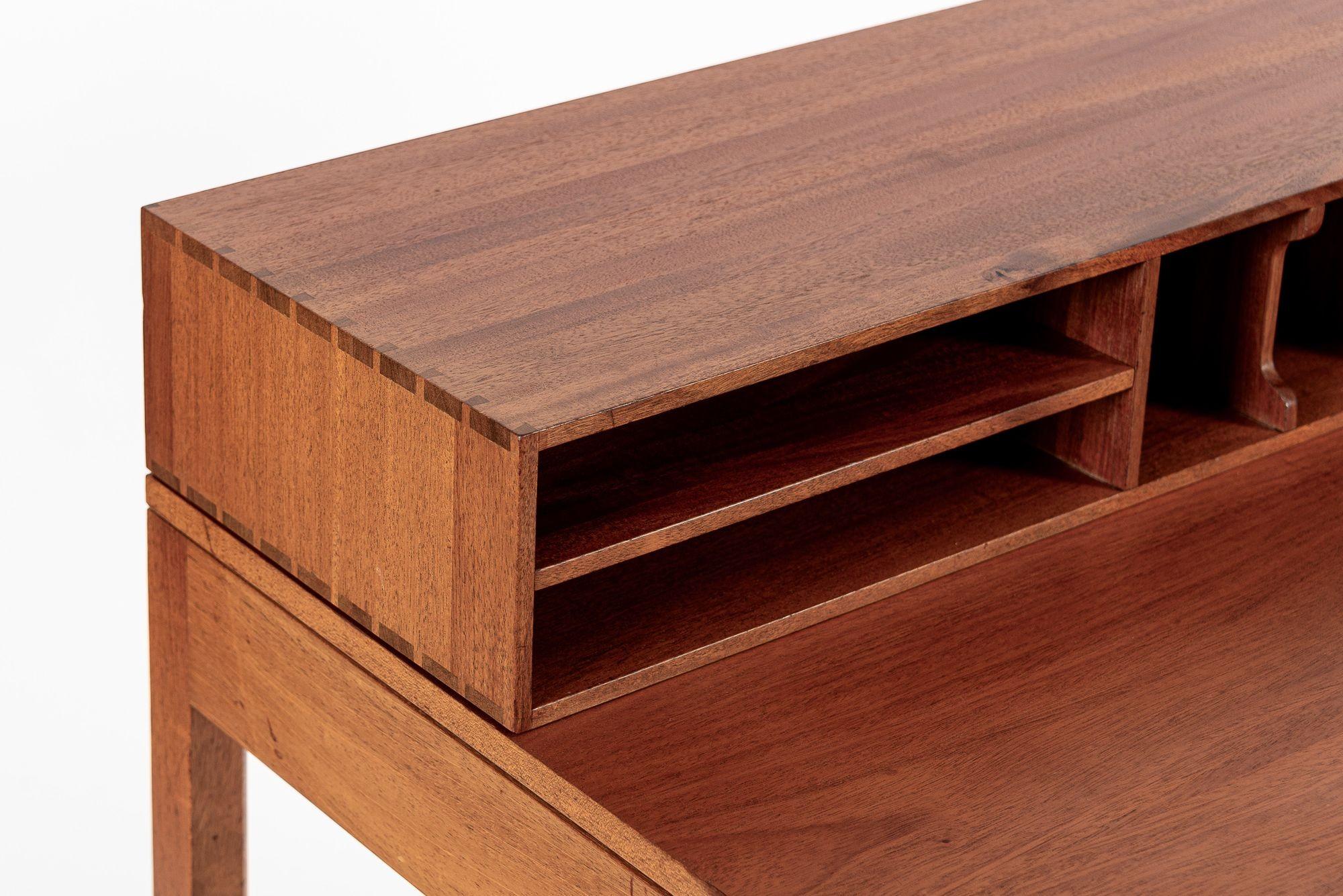 Eccezionale scrivania danese di metà secolo in teak con conigliera In condizioni buone in vendita a Detroit, MI