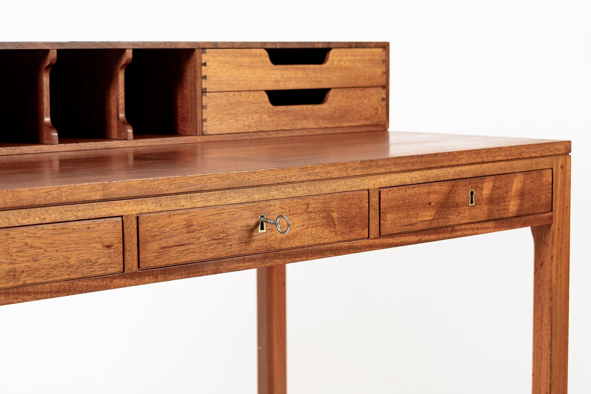 Metà XX secolo Eccezionale scrivania danese di metà secolo in teak con conigliera in vendita