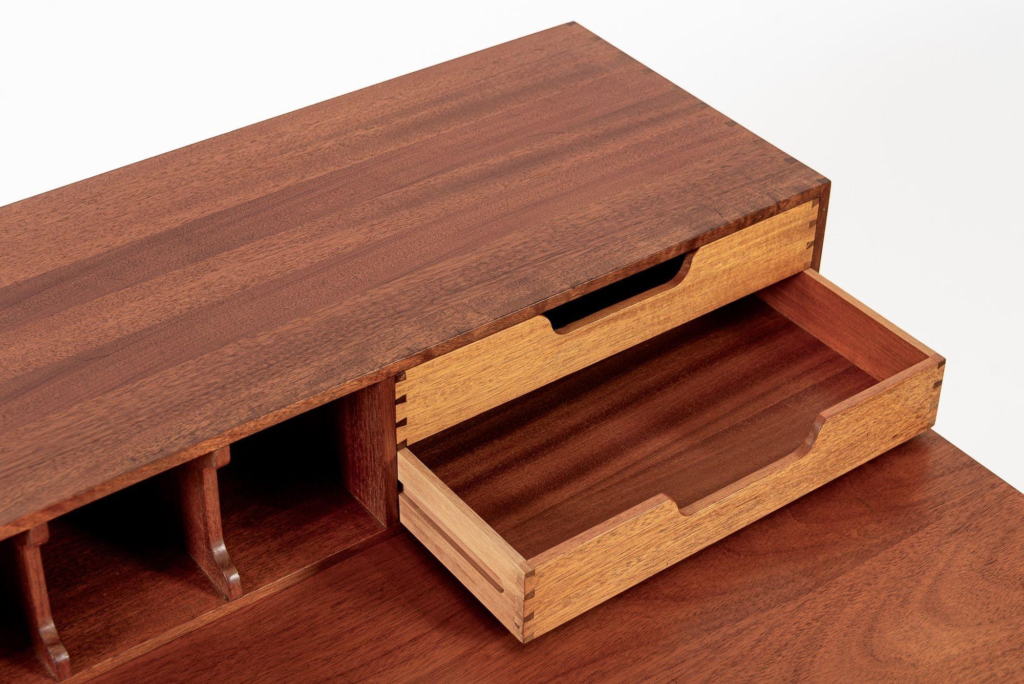 Ottone Eccezionale scrivania danese di metà secolo in teak con conigliera in vendita