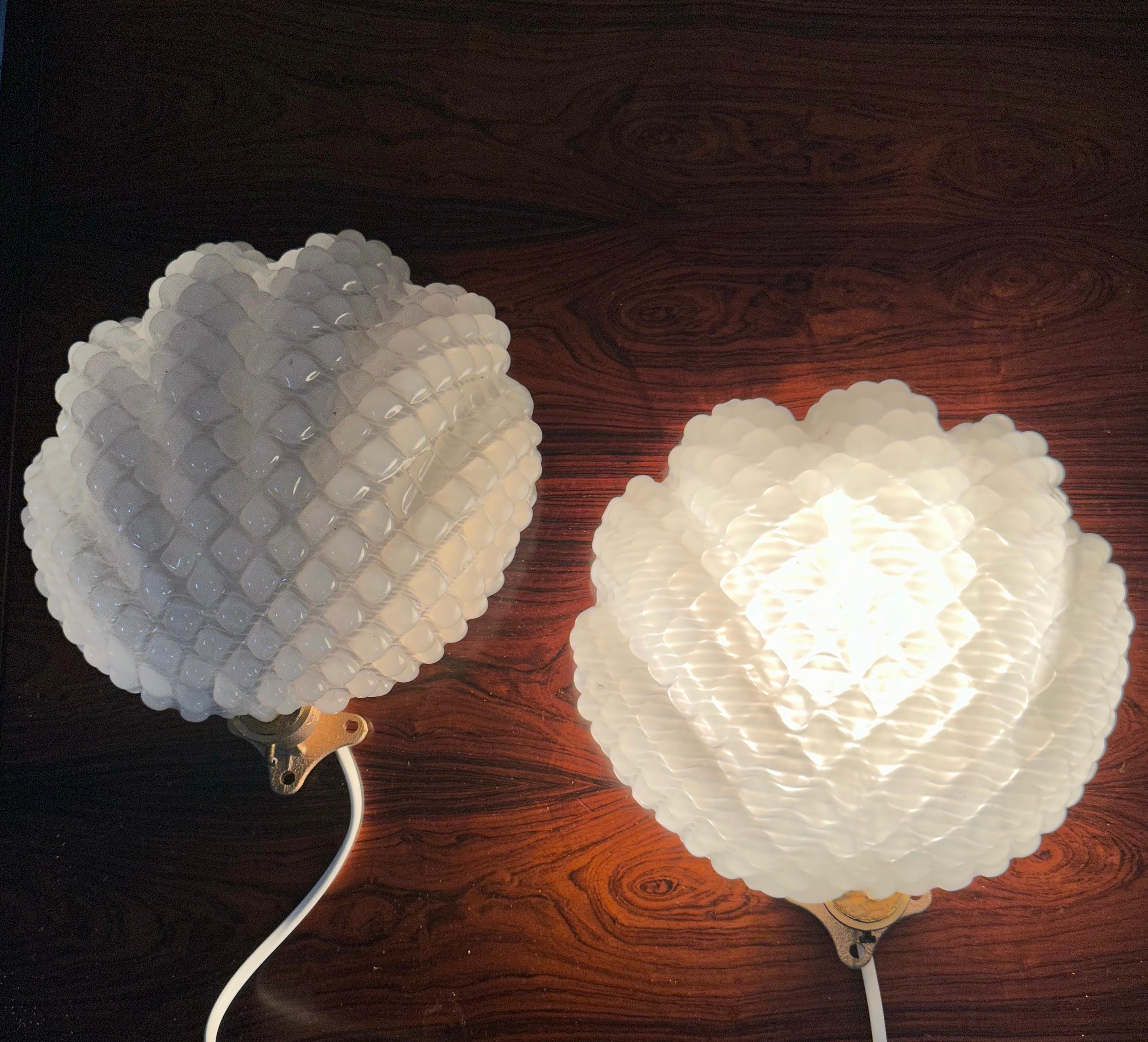 Exceptional Mid-Century Era Pair of Murano Blown Art Glass Scallop Wall Sconces In Good Condition For Sale In Lisse, NL