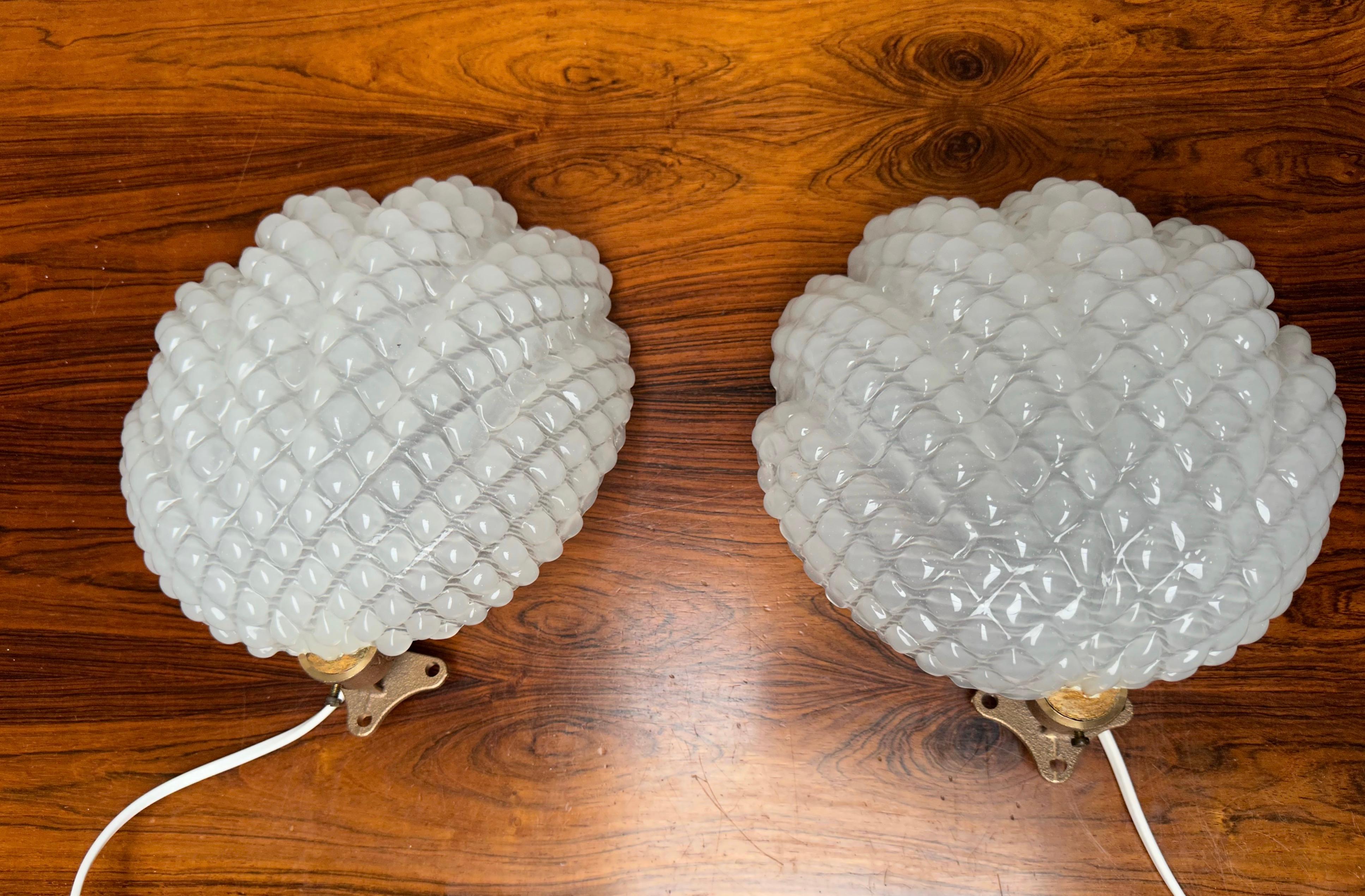 Exceptional Mid-Century Era Pair of Murano Blown Art Glass Scallop Wall Sconces For Sale 1