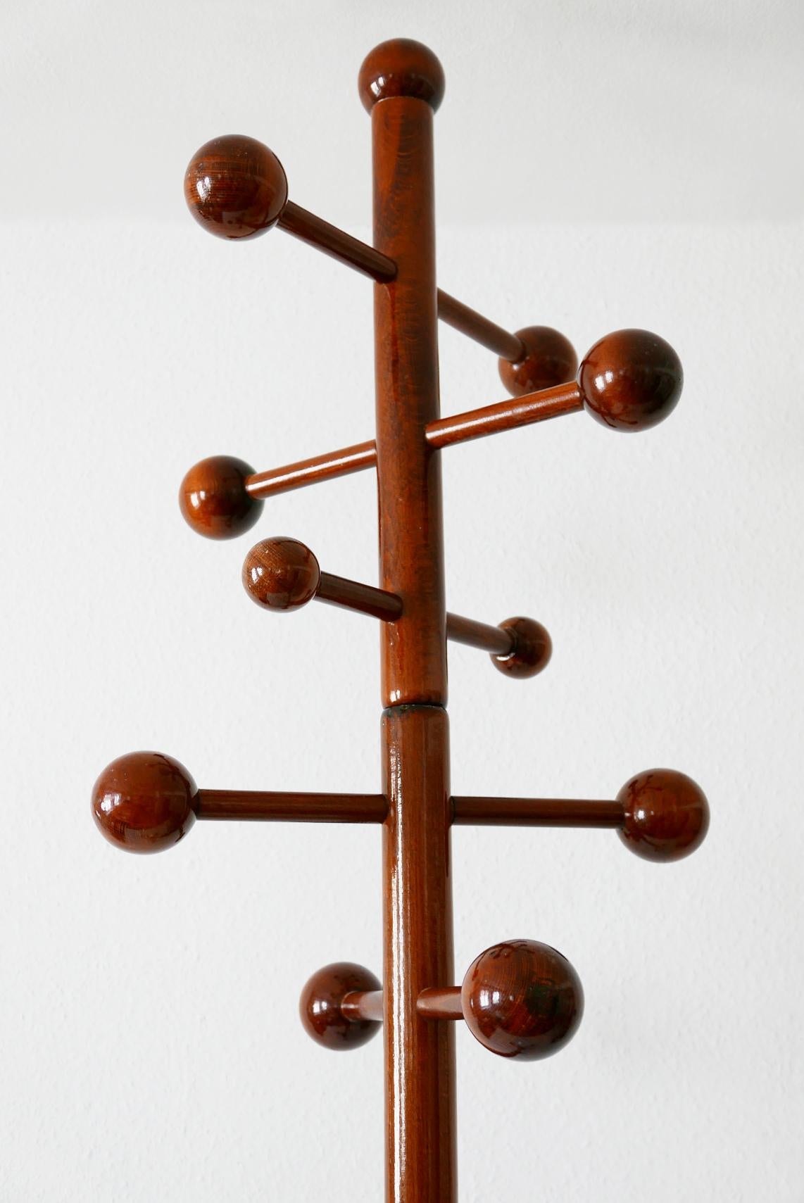 Exceptional and highly decorative Mid-Century Modern atomic or Sputnik coat tree or Stand. Designed and manufactured probably in Denmark, 1960s.

Executed in clear lacquered massive beach. Can be disassembled in three parts.

Dimensions:
Height