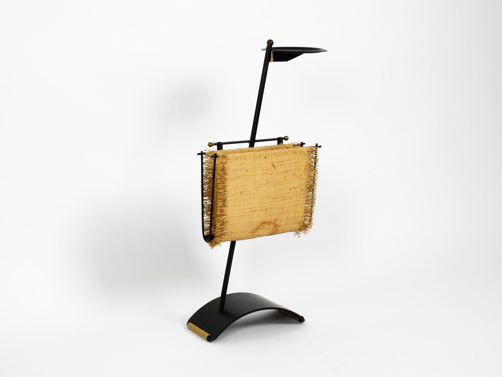 Eccezionale e raro portagiornali e riviste in stile Mid-Century Modern
realizzato con una struttura in treccia e metallo nero e un ripiano sulla parte superiore.
Grande e raro design in metallo pesante verniciato di nero. Lo scomparto per i