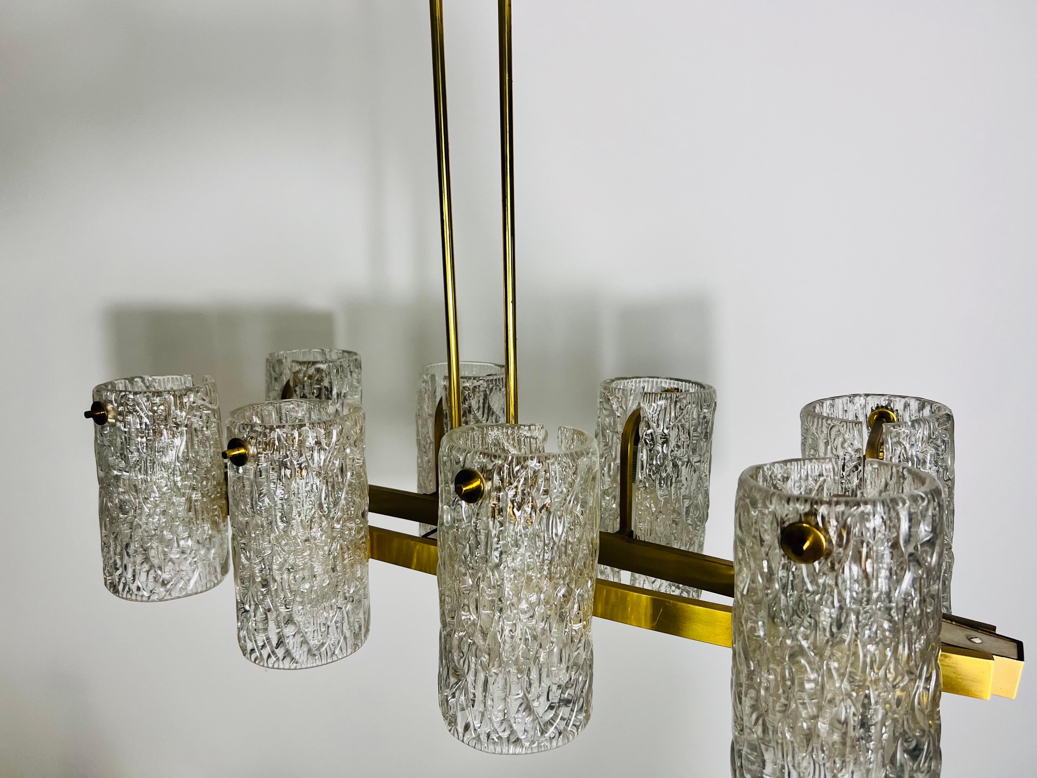 Eccezionale lampadario a 8 bracci in ottone della modernità di metà secolo, anni '60 in vendita 4