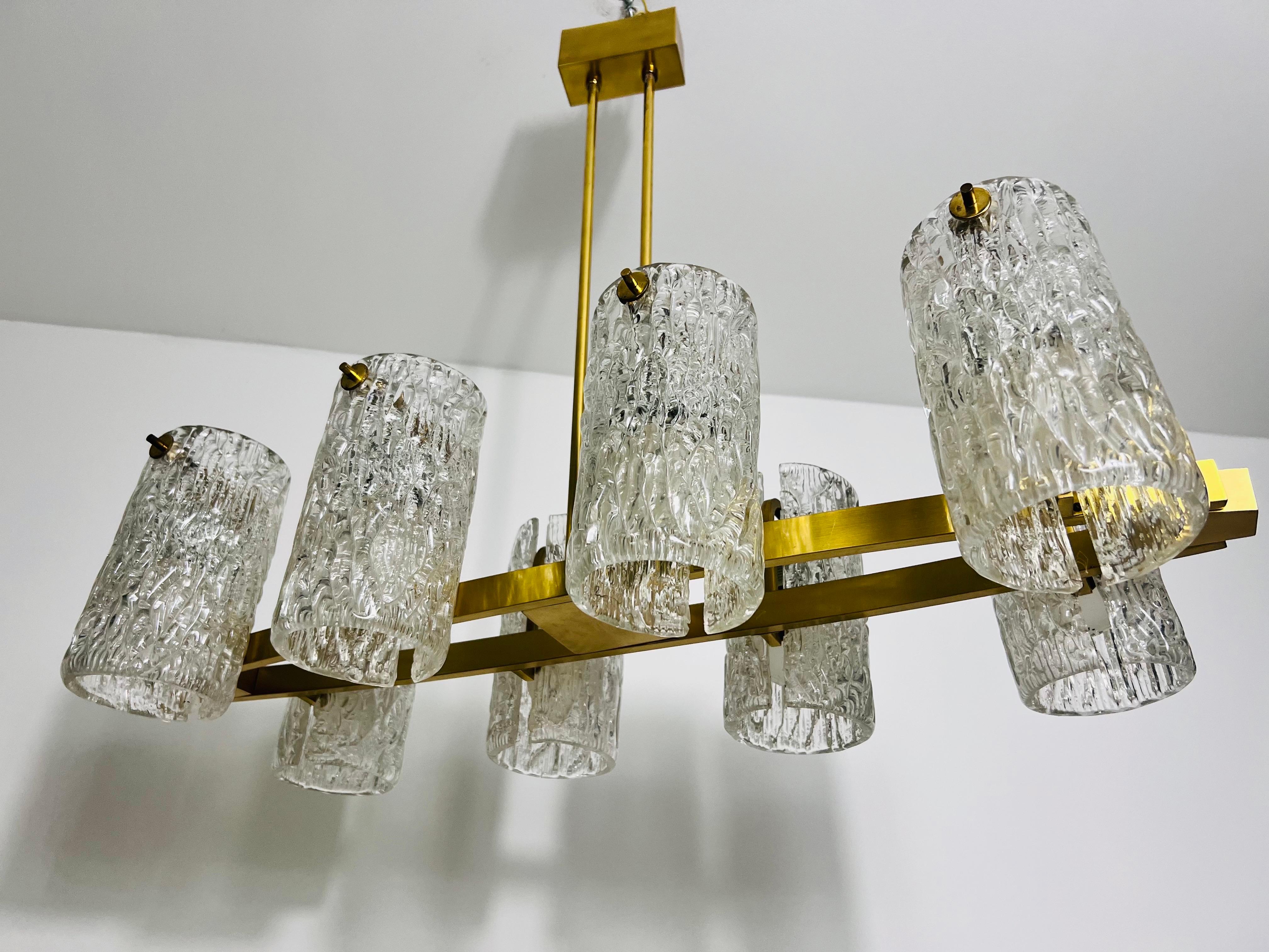 Mid-Century moderno Eccezionale lampadario a 8 bracci in ottone della modernità di metà secolo, anni '60 in vendita
