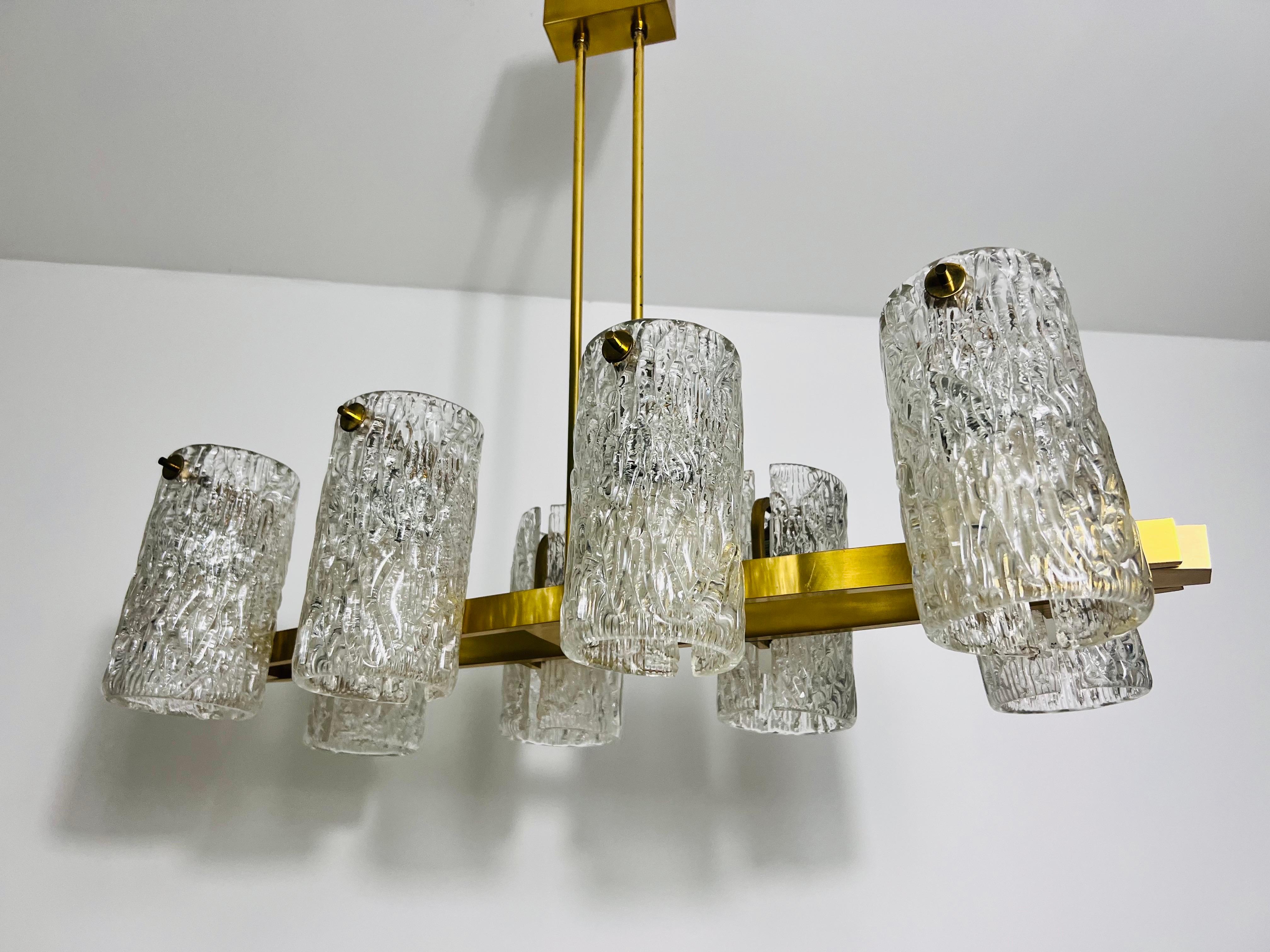 Tedesco Eccezionale lampadario a 8 bracci in ottone della modernità di metà secolo, anni '60 in vendita