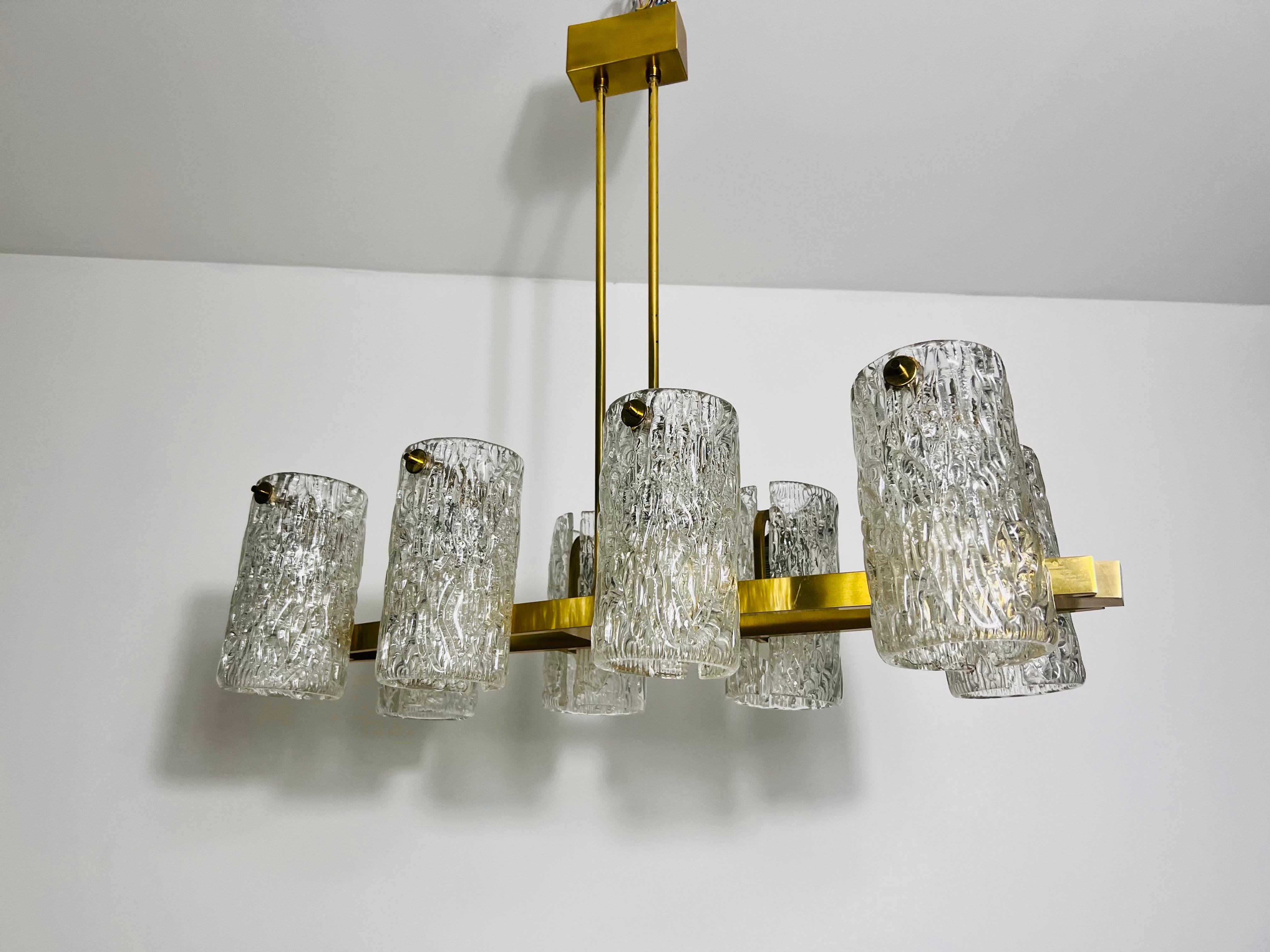 Eccezionale lampadario a 8 bracci in ottone della modernità di metà secolo, anni '60 In condizioni buone in vendita a Hagenbach, DE