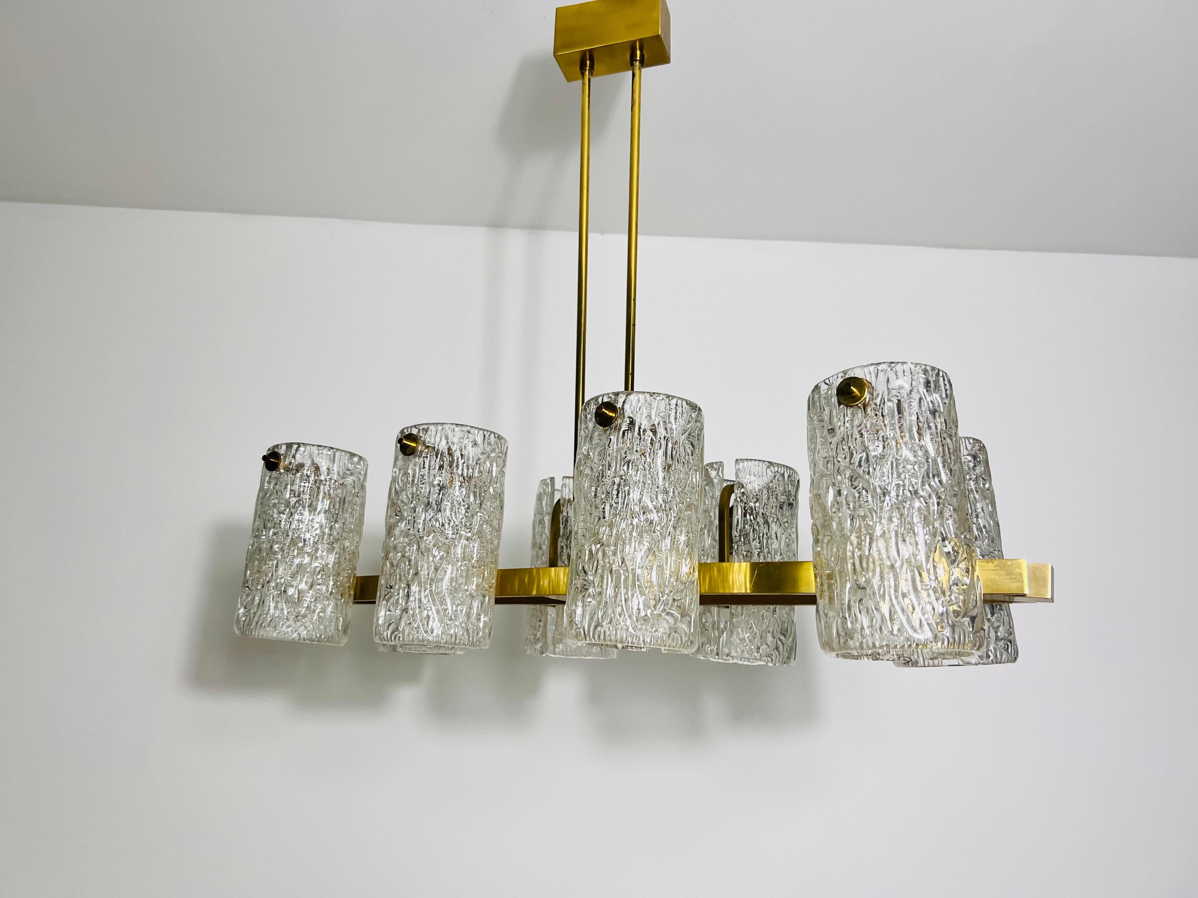 Metà XX secolo Eccezionale lampadario a 8 bracci in ottone della modernità di metà secolo, anni '60 in vendita