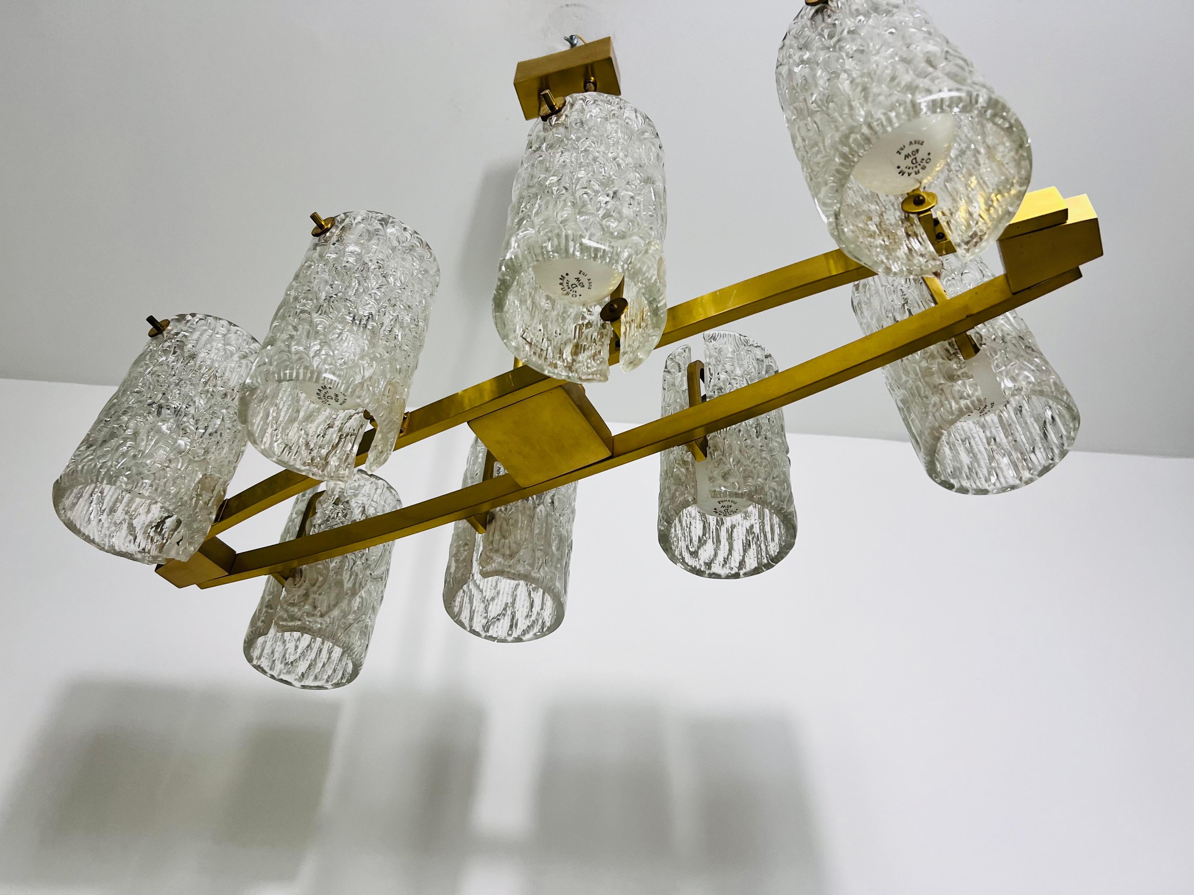 Ottone Eccezionale lampadario a 8 bracci in ottone della modernità di metà secolo, anni '60 in vendita