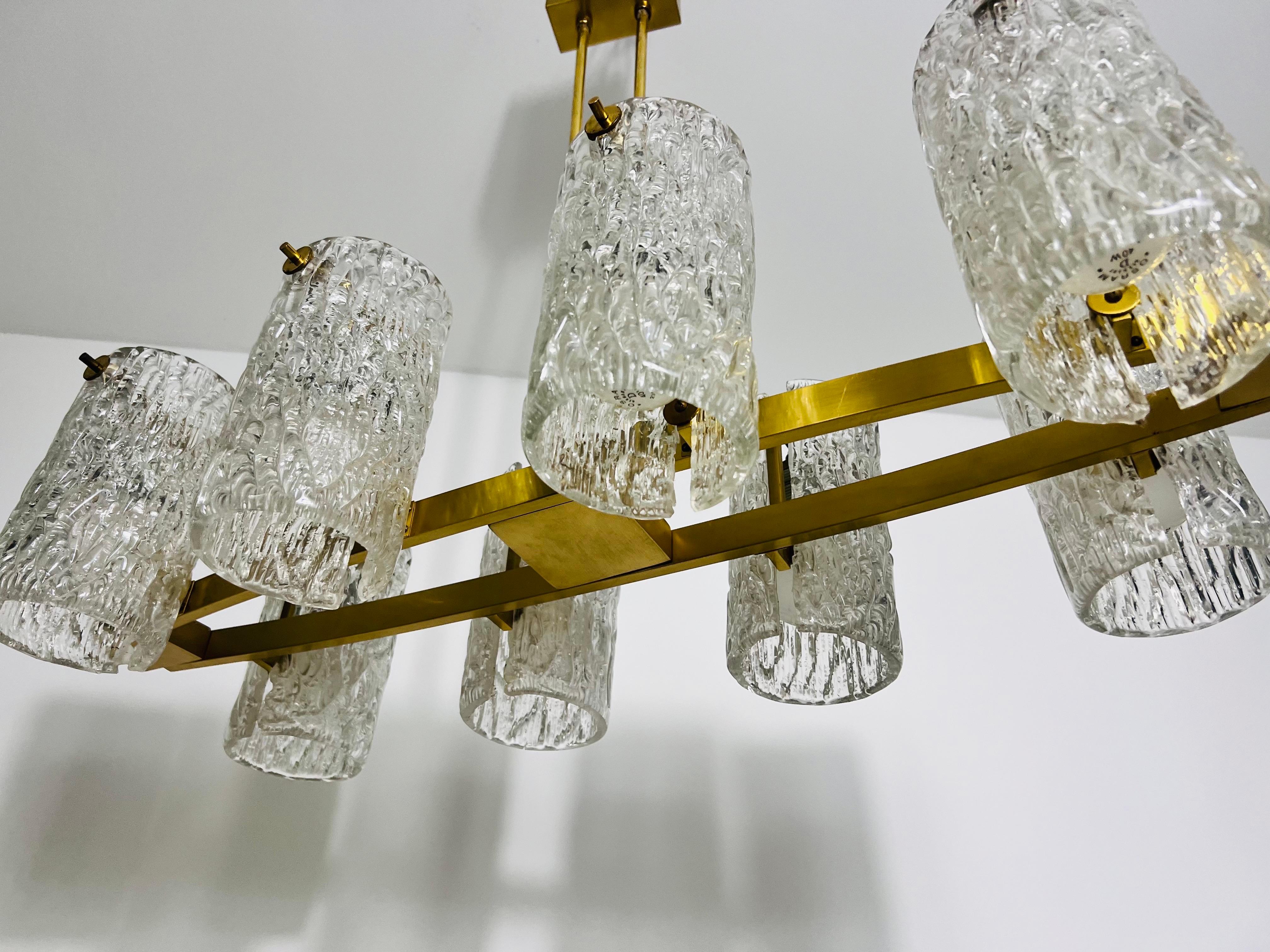 Eccezionale lampadario a 8 bracci in ottone della modernità di metà secolo, anni '60 in vendita 1