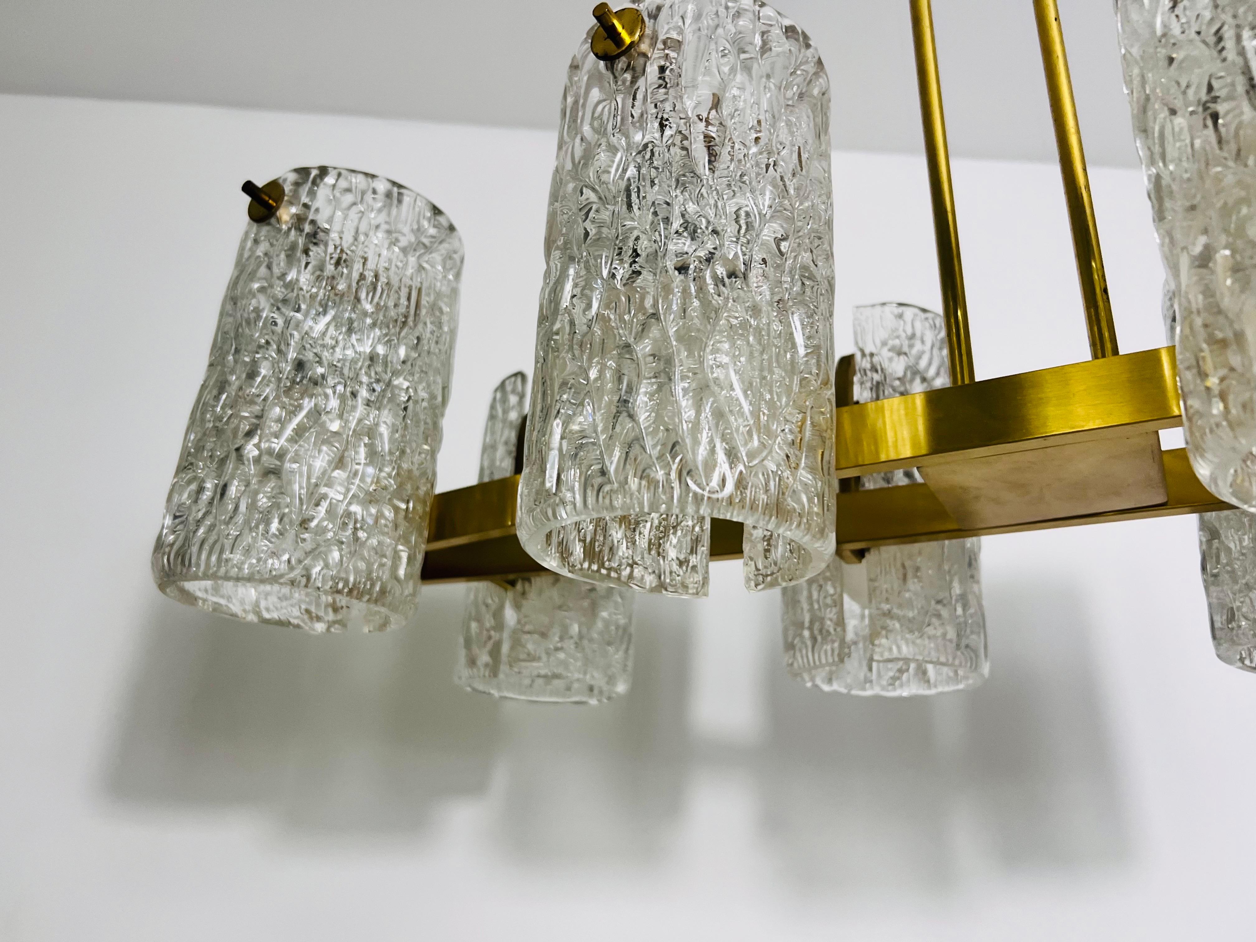 Eccezionale lampadario a 8 bracci in ottone della modernità di metà secolo, anni '60 in vendita 2