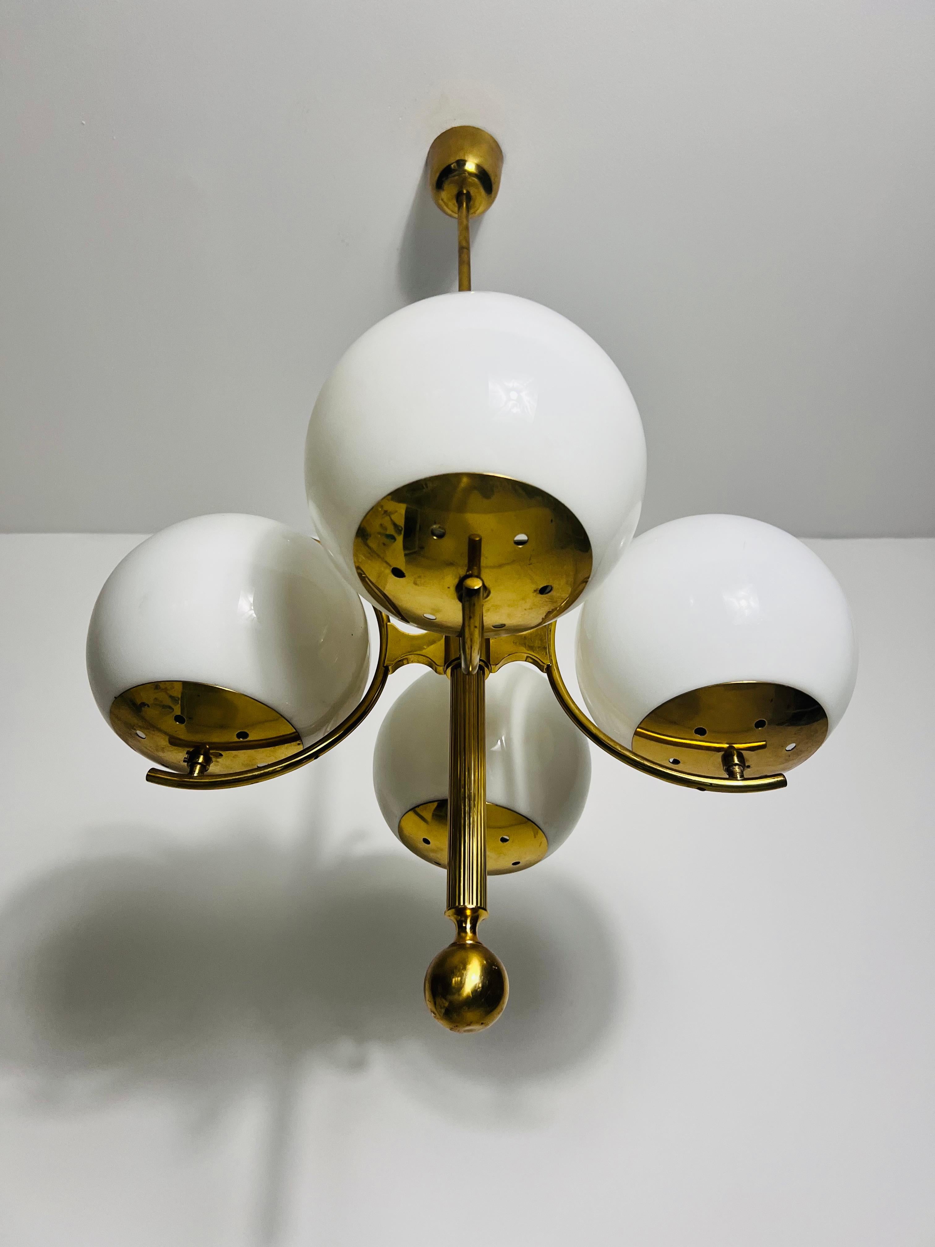 Mid-Century Modern Exceptionnel lustre Kaiser à 4 bras en laiton moderne du milieu du siècle dernier, ère spatiale, années 1960 en vente