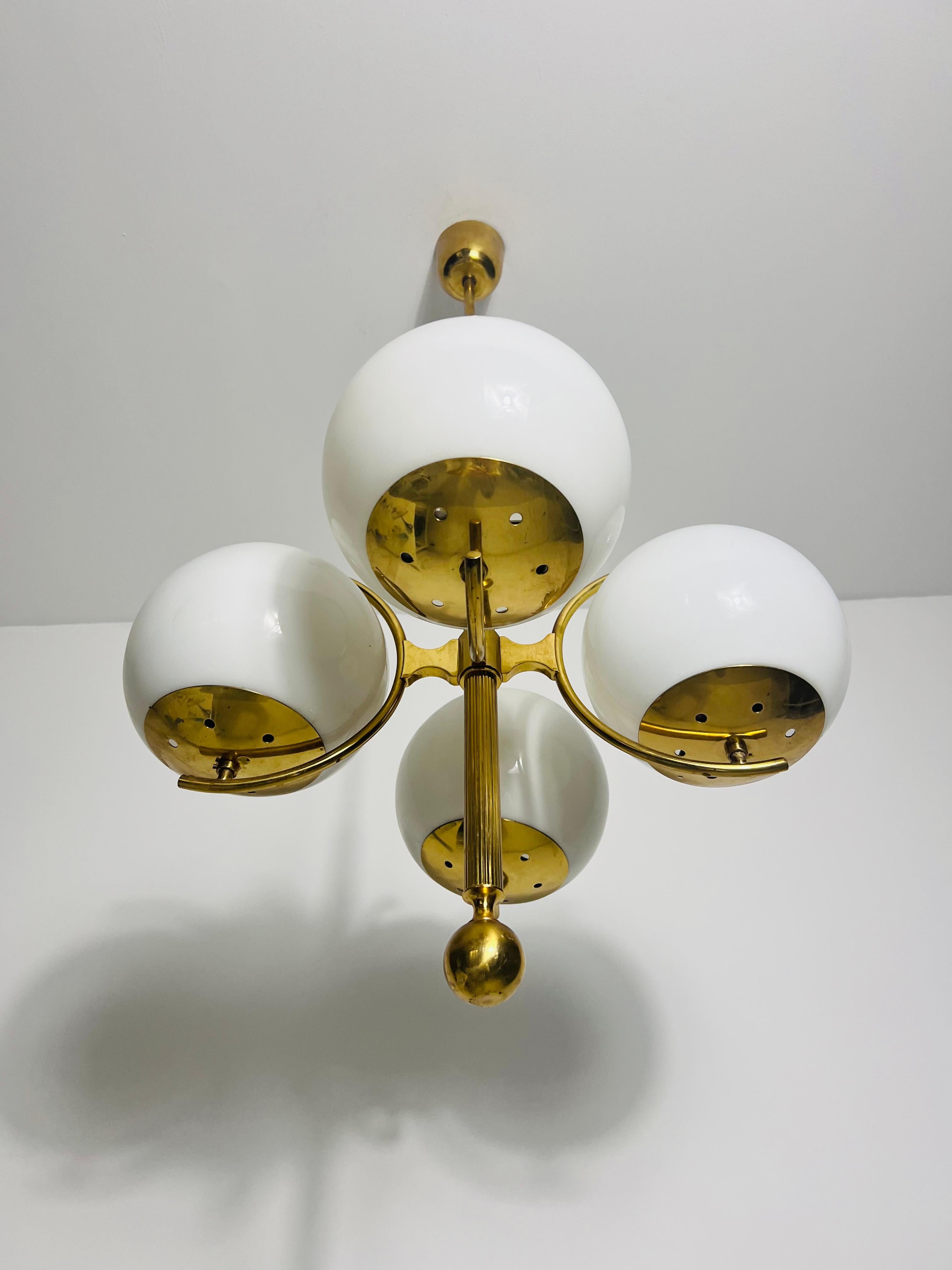 Allemand Exceptionnel lustre Kaiser à 4 bras en laiton moderne du milieu du siècle dernier, ère spatiale, années 1960 en vente