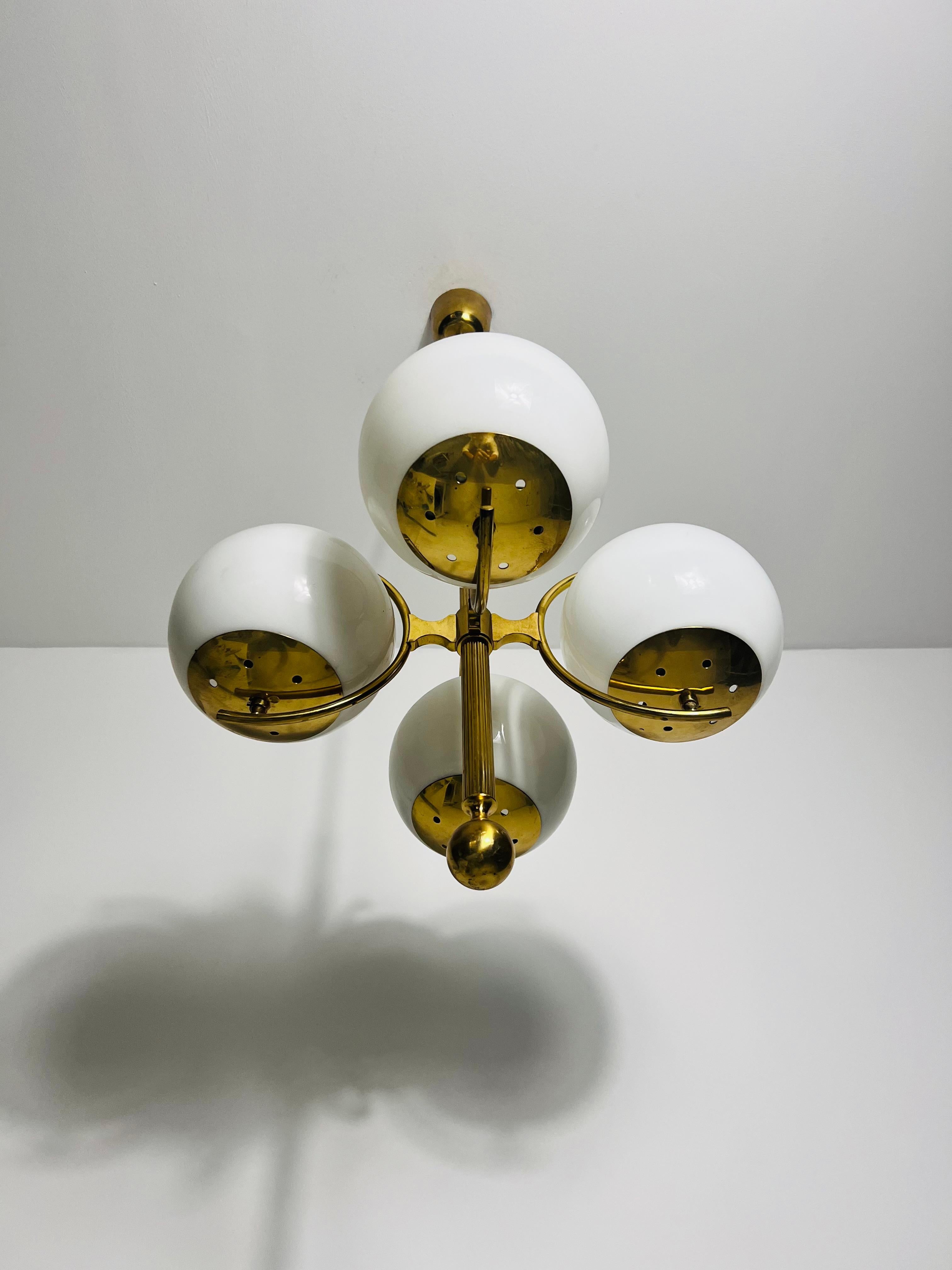 Exceptionnel lustre Kaiser à 4 bras en laiton moderne du milieu du siècle dernier, ère spatiale, années 1960 Bon état - En vente à Hagenbach, DE