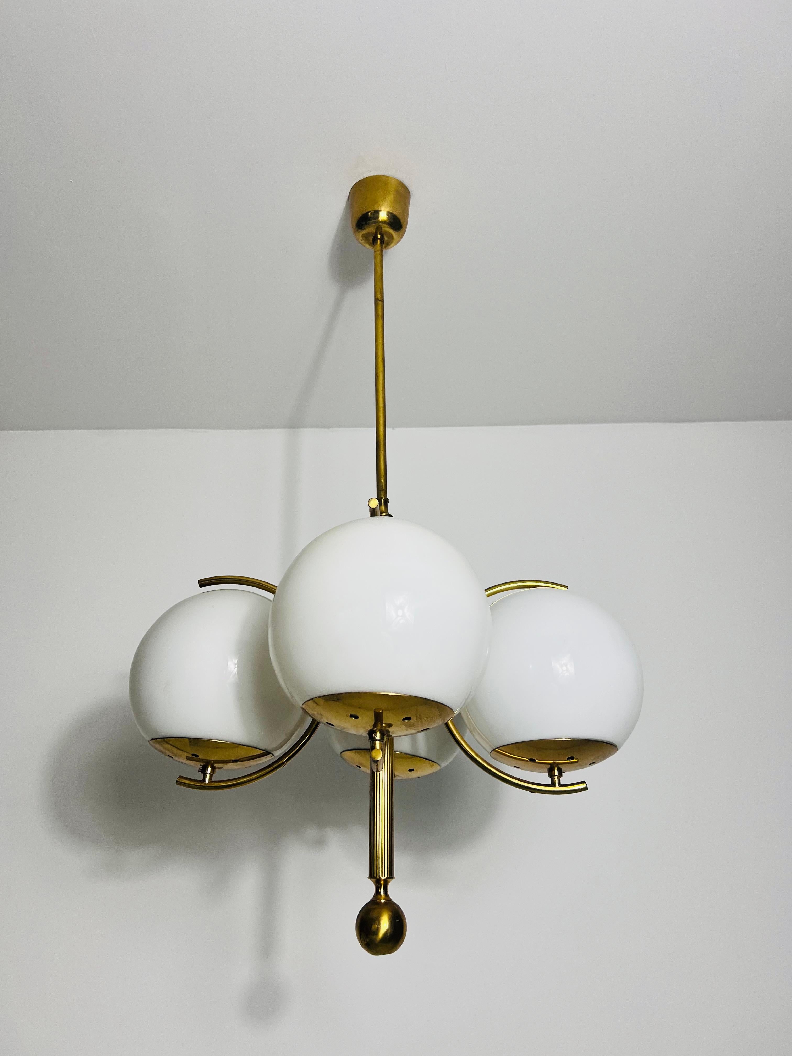 Milieu du XXe siècle Exceptionnel lustre Kaiser à 4 bras en laiton moderne du milieu du siècle dernier, ère spatiale, années 1960 en vente