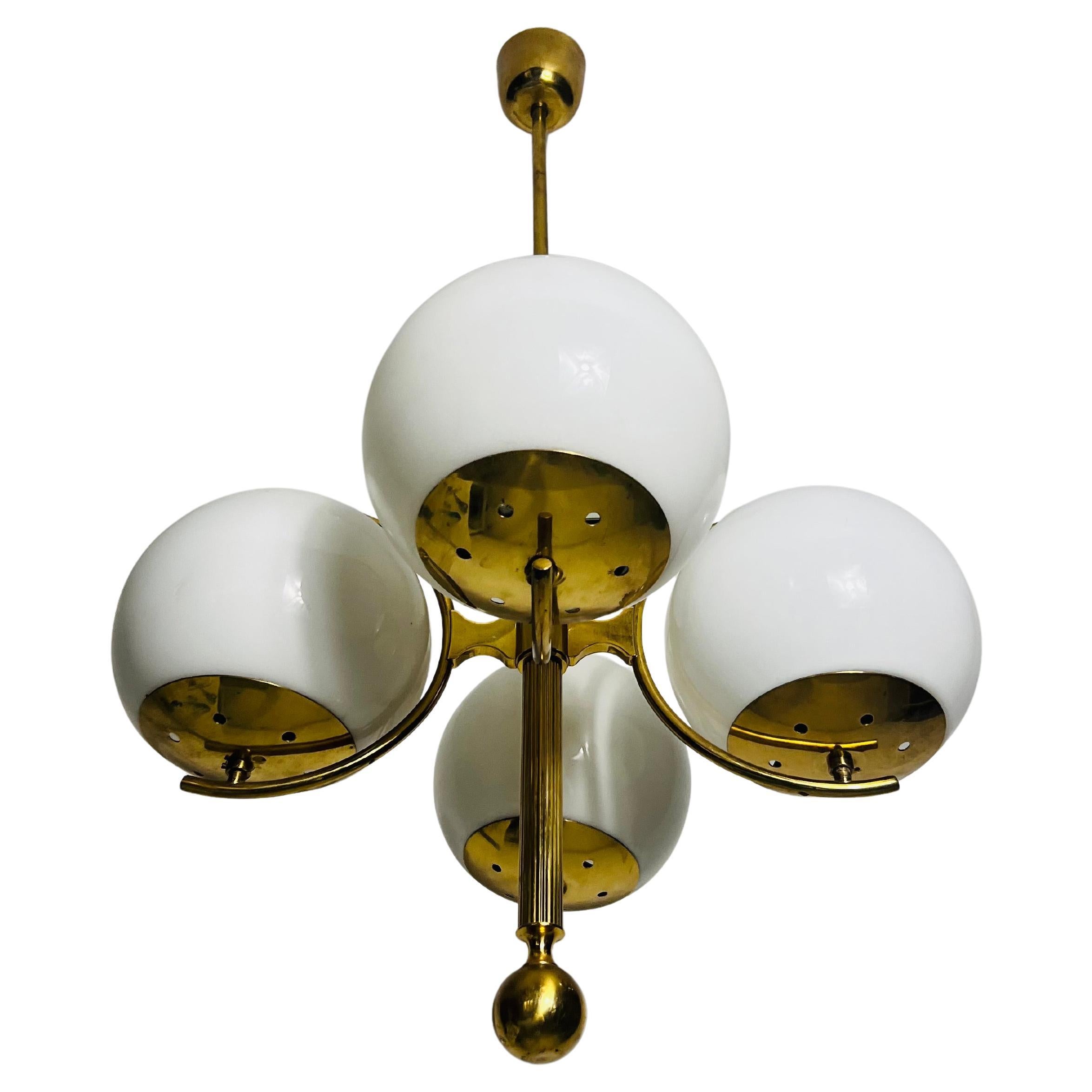 Exceptionnel lustre Kaiser à 4 bras en laiton moderne du milieu du siècle dernier, ère spatiale, années 1960