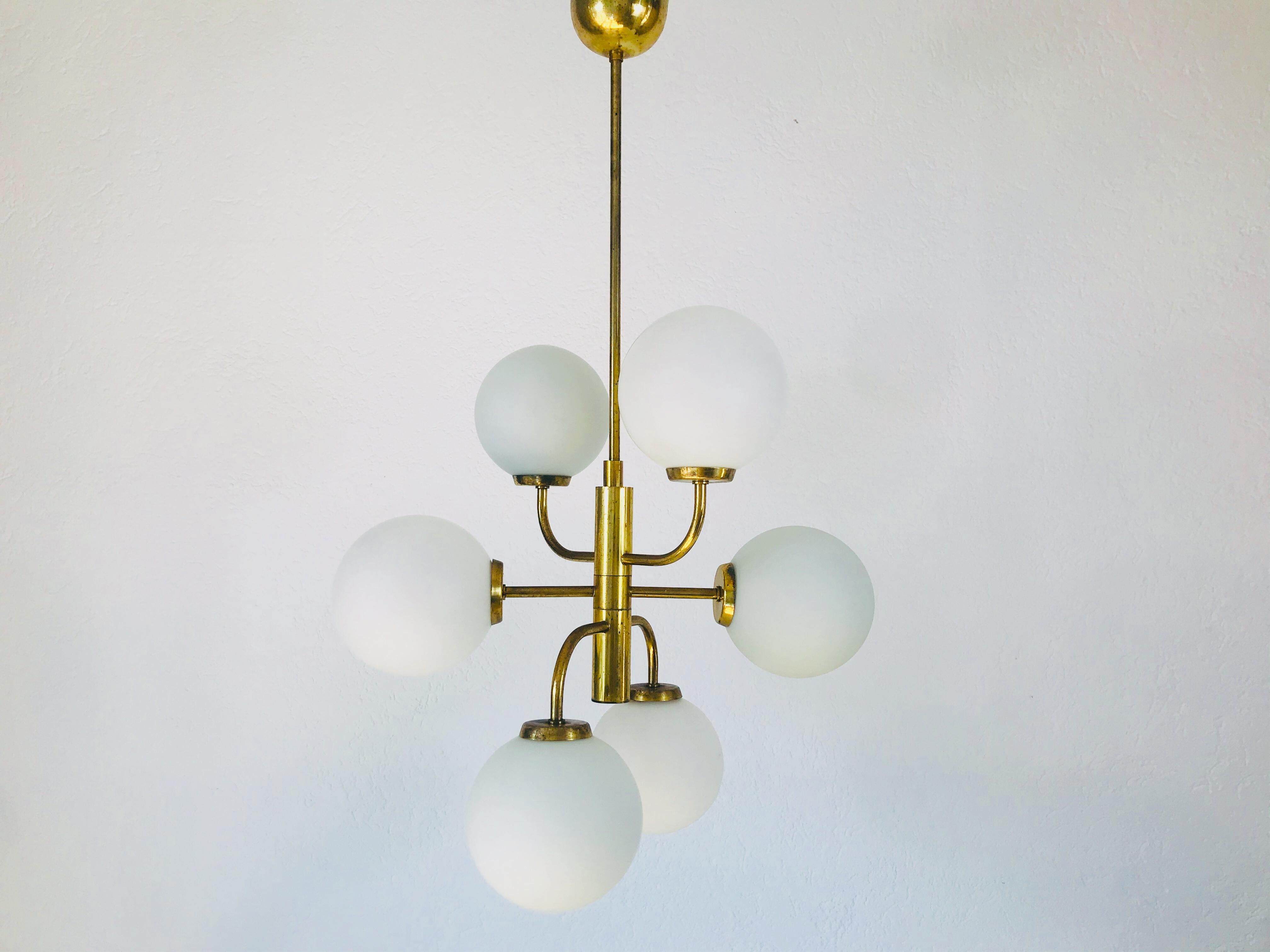 Mid-Century Modern Exceptionnel lustre Kaiser à 6 bras en laiton datant de l'ère spatiale:: années 1960 en vente