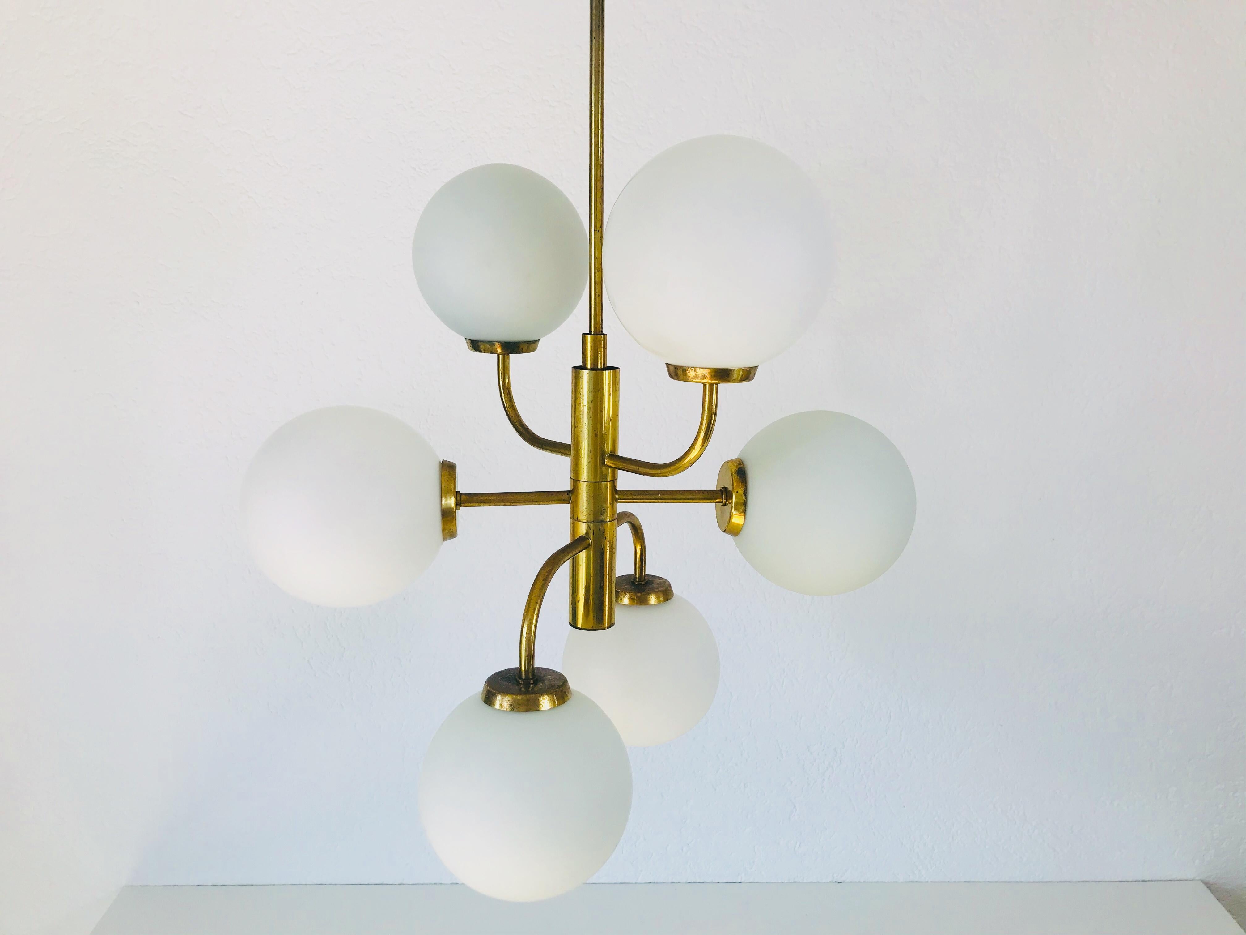 Allemand Exceptionnel lustre Kaiser à 6 bras en laiton datant de l'ère spatiale:: années 1960 en vente