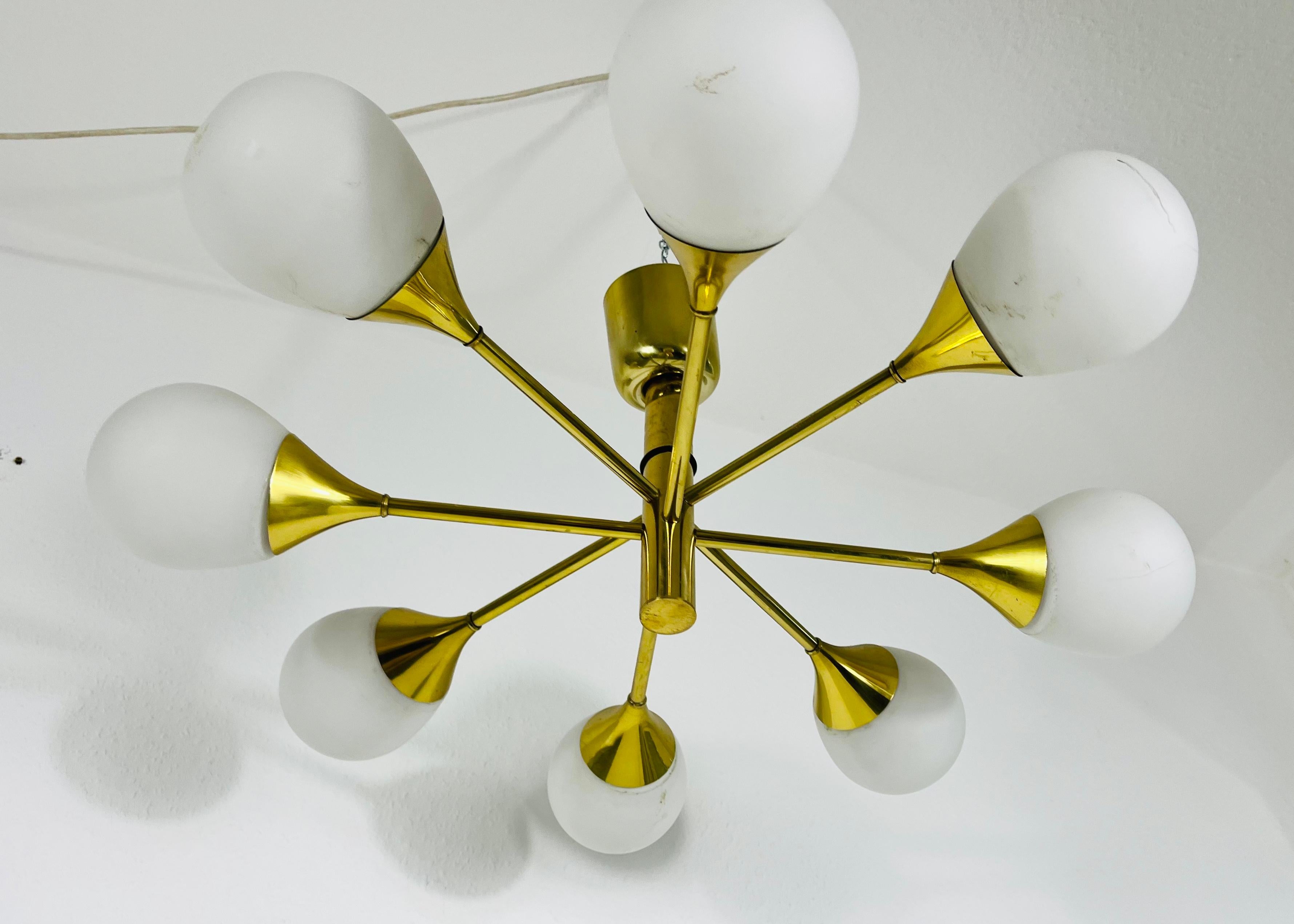 Exceptional Mid-Century Modern Brass Kaiser 6-Arm Space Age Chandelier, 1960s In Good Condition For Sale In Hagenbach, DE