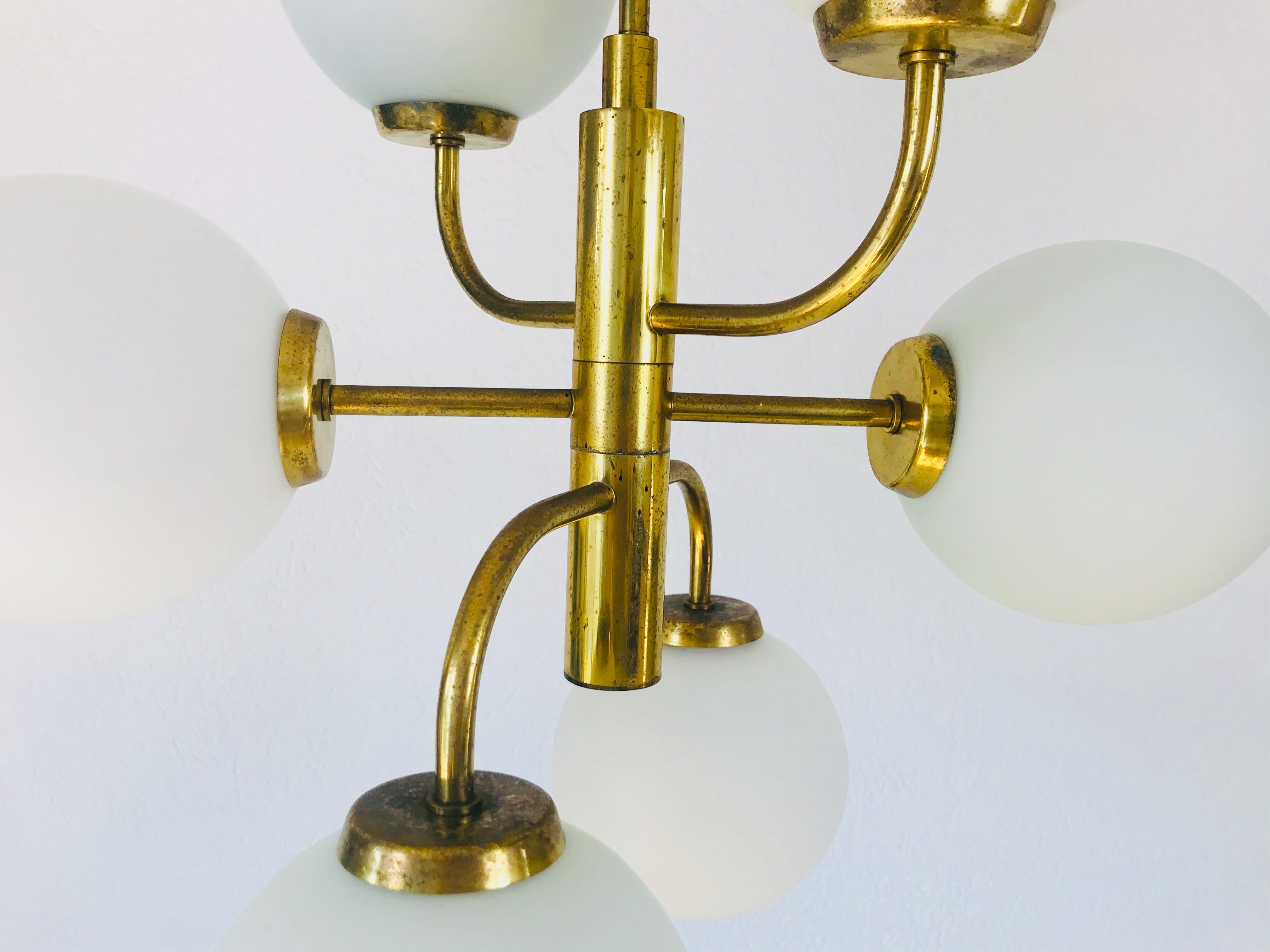 Exceptionnel lustre Kaiser à 6 bras en laiton datant de l'ère spatiale:: années 1960 Bon état - En vente à Hagenbach, DE