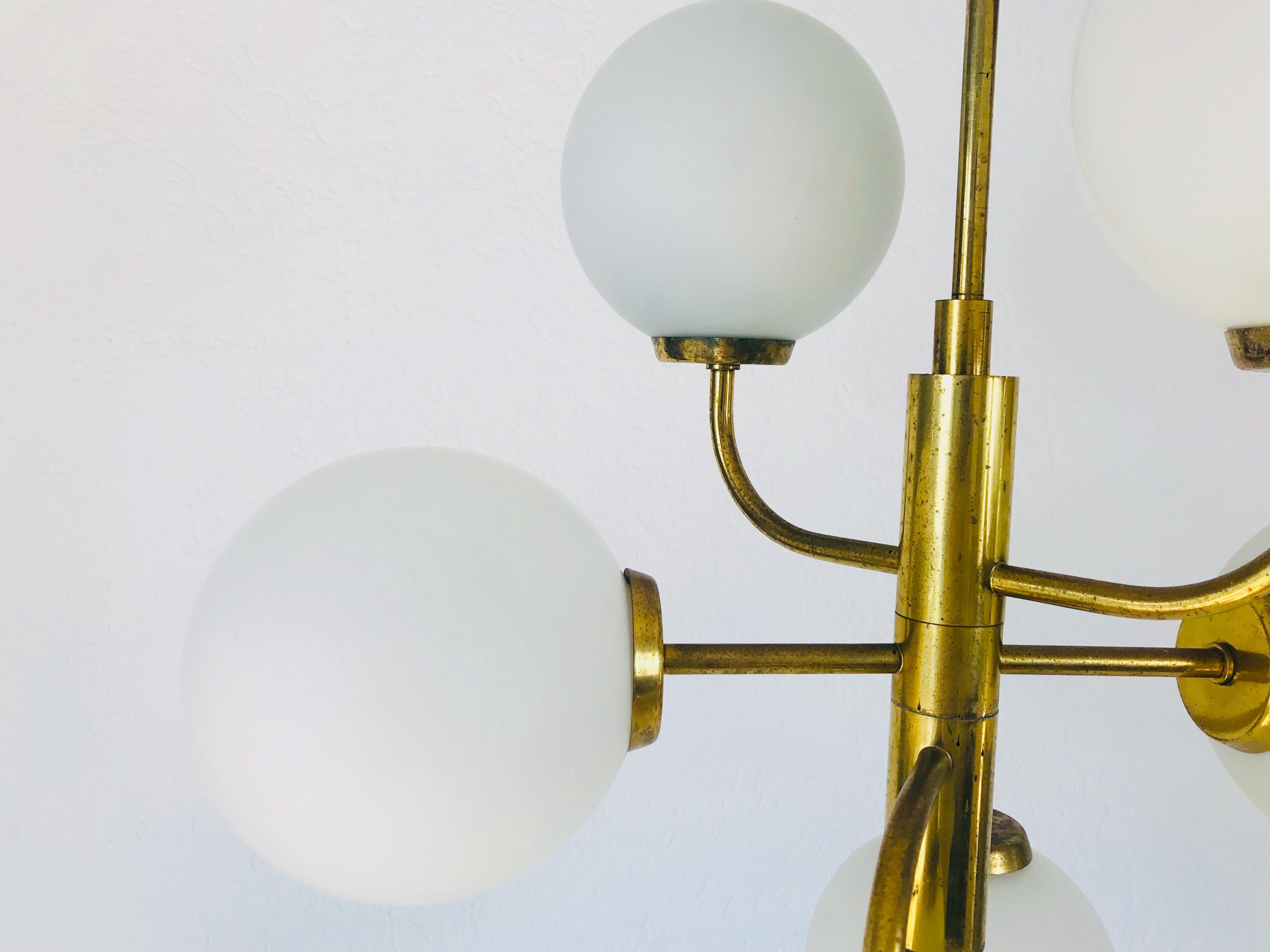 Milieu du XXe siècle Exceptionnel lustre Kaiser à 6 bras en laiton datant de l'ère spatiale:: années 1960 en vente
