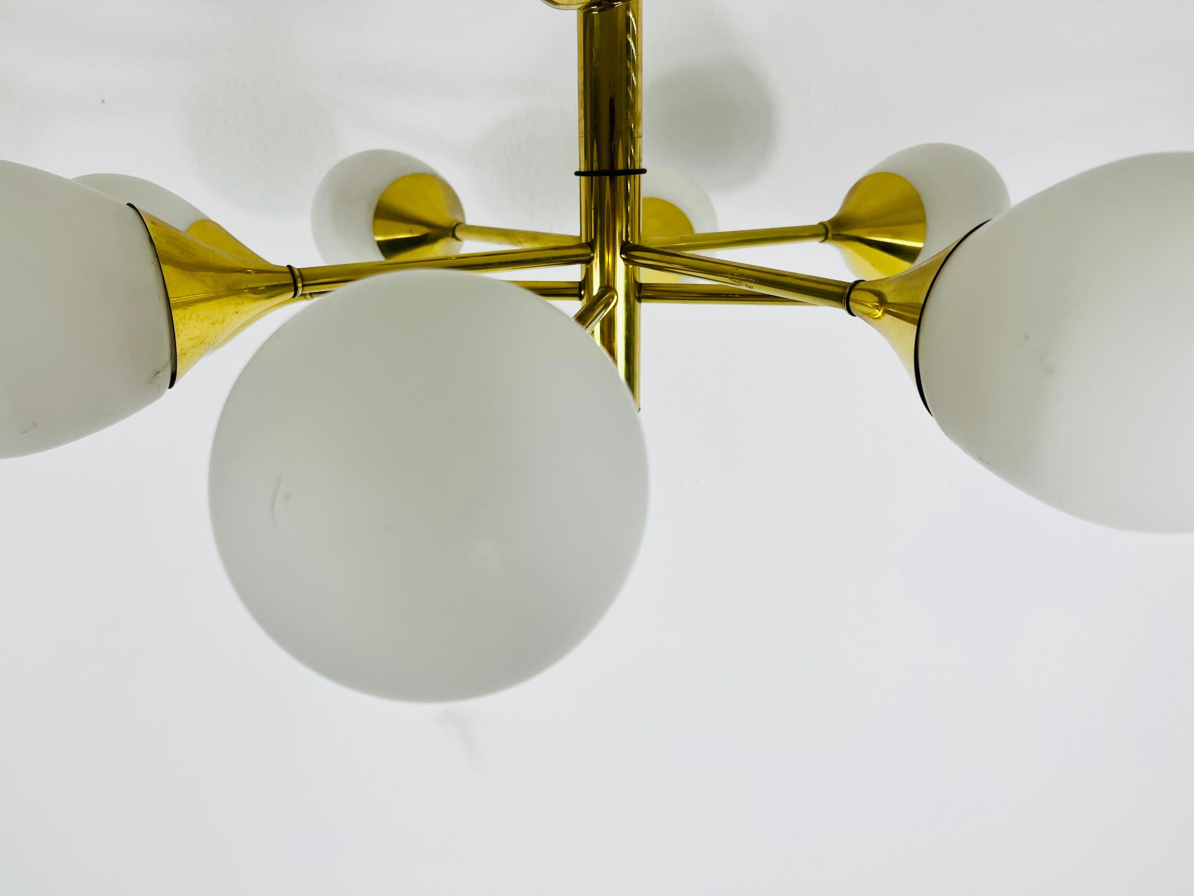 Exceptional Mid-Century Modern Brass Kaiser 6-Arm Space Age Chandelier, 1960s For Sale 1