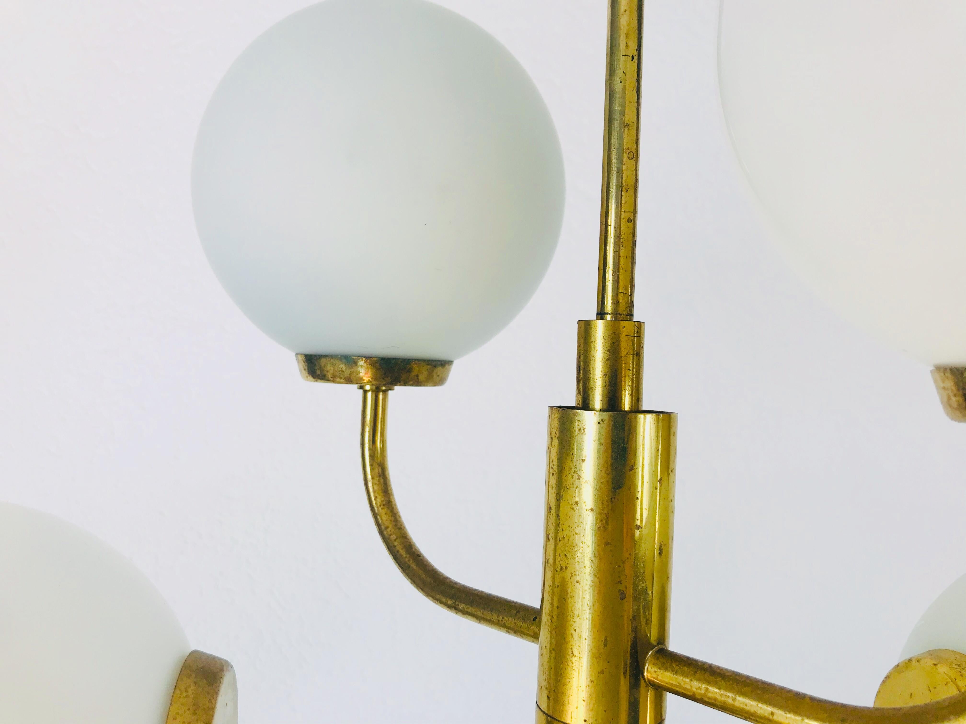 Exceptionnel lustre Kaiser à 6 bras en laiton datant de l'ère spatiale:: années 1960 en vente 2