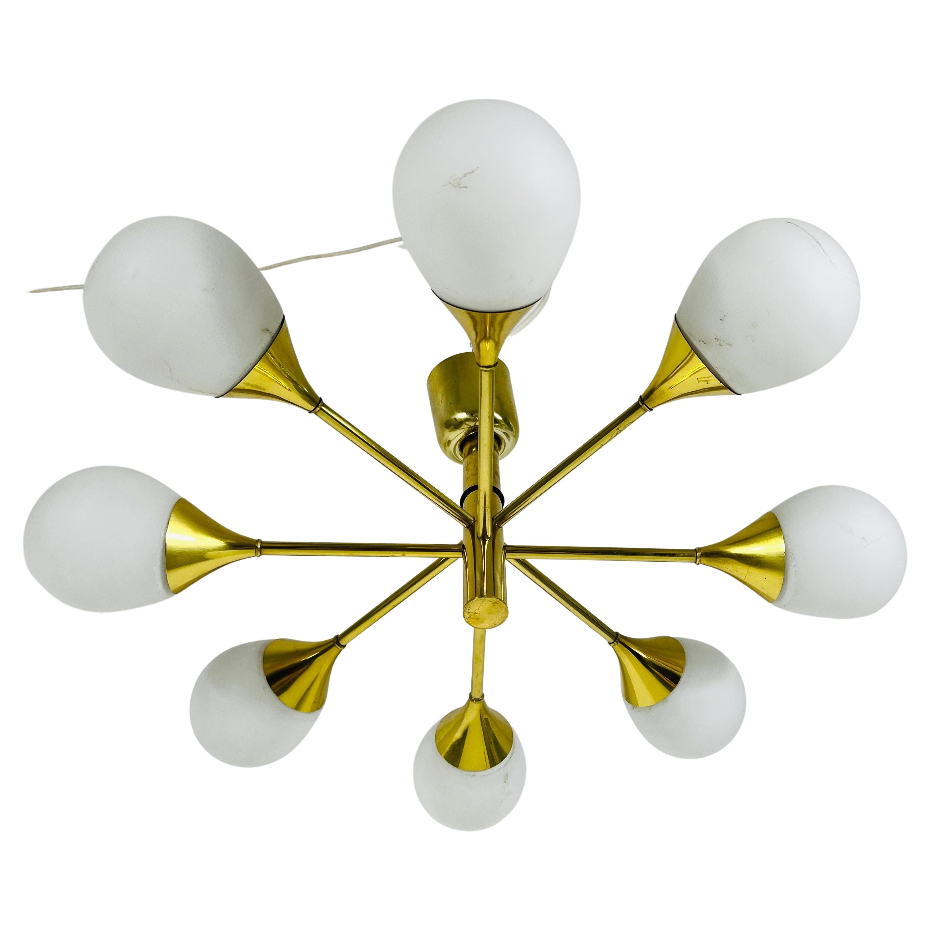 Exceptionnel lustre Kaiser à 6 bras en laiton moderne du milieu du siècle dernier, ère spatiale, années 1960