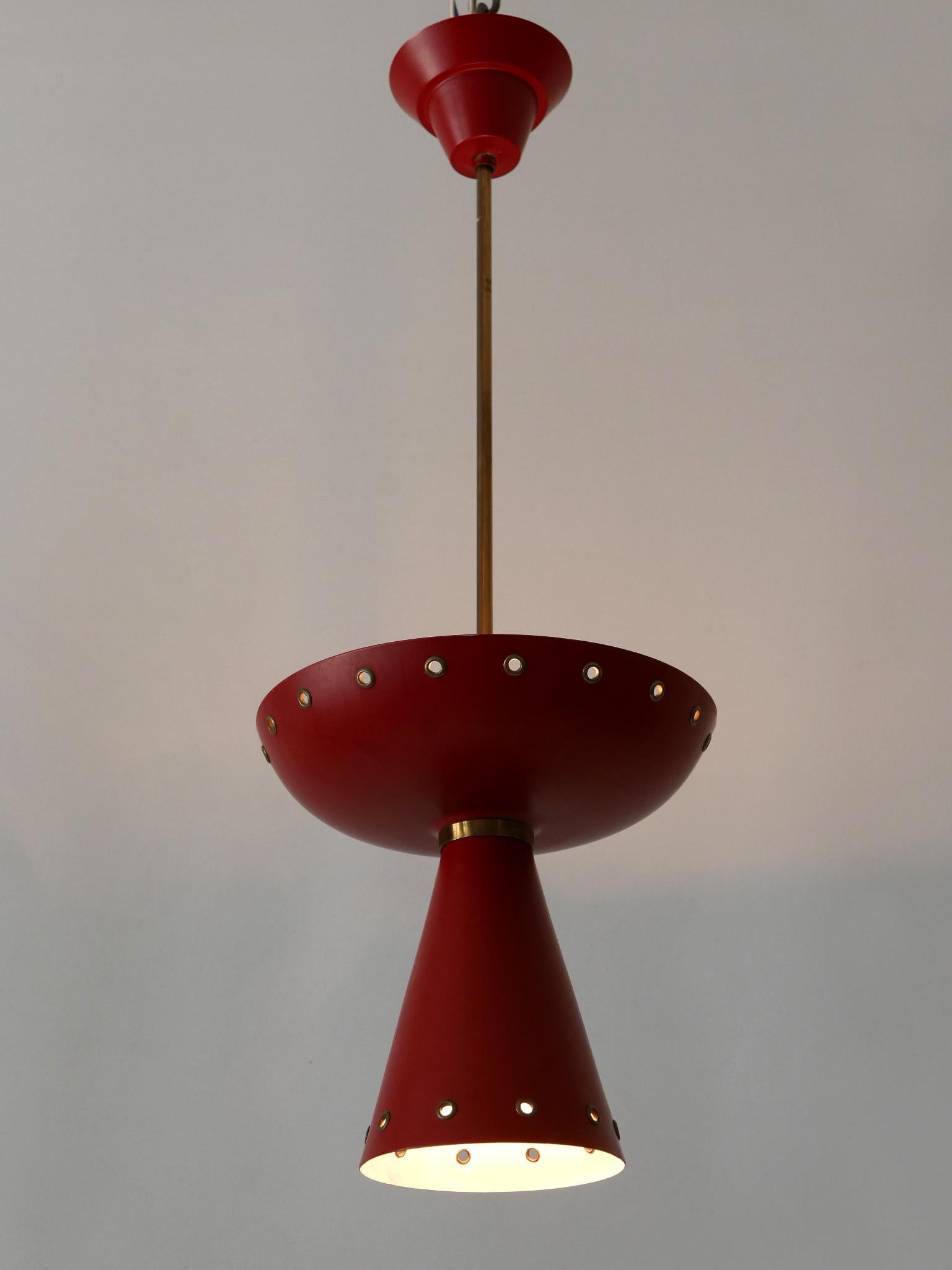 Lampada da soffitto o sospensione in alluminio perforato, estremamente rara, altamente decorativa ed elegante, risalente al Mid-Century Modern. Nello stile di Bertil Brisborg. Progettato e prodotto in Svezia, negli anni '50.

Realizzata in alluminio
