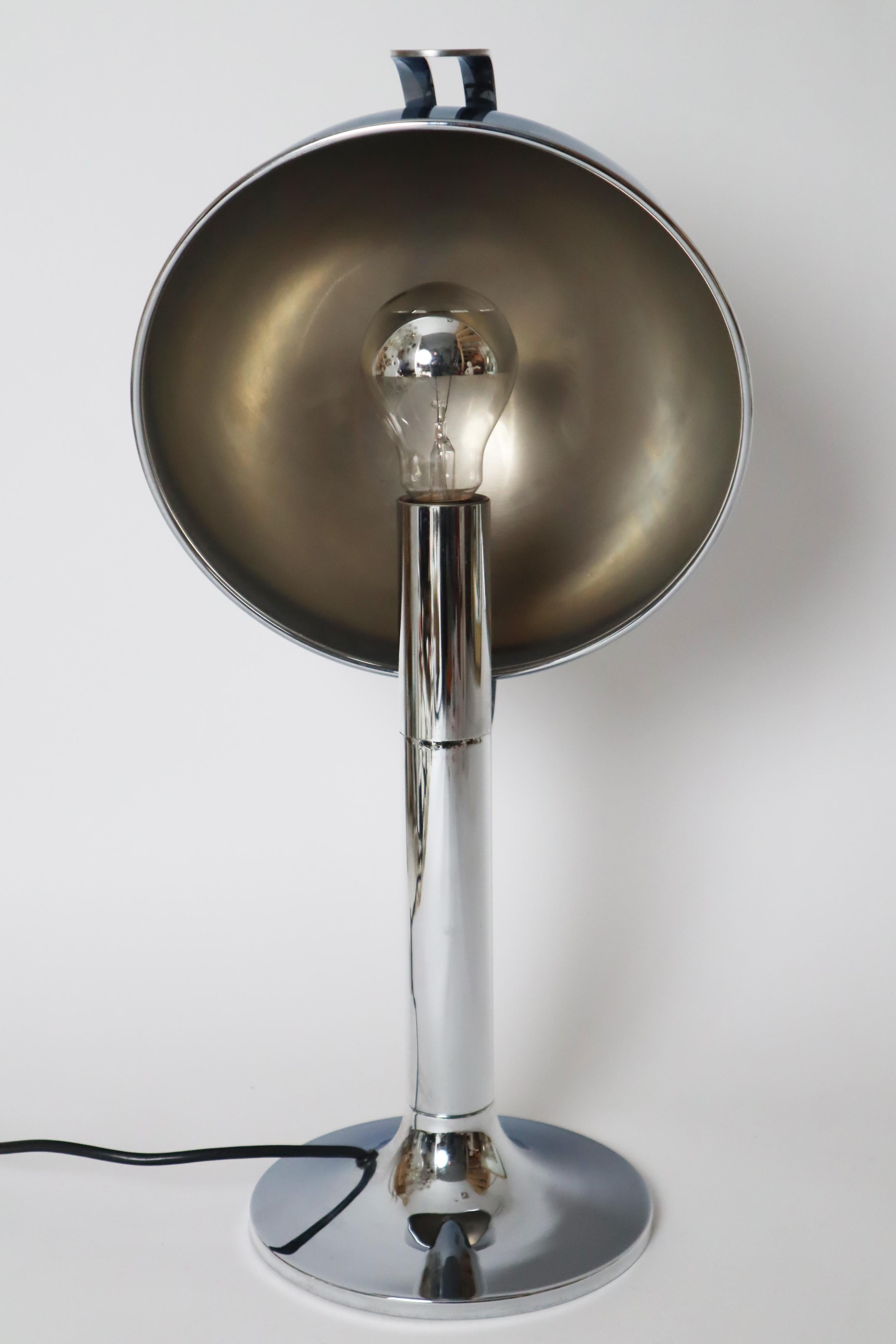 Excepcional lámpara de mesa cromada moderna de mediados de siglo de Florian Schulz Alemania Años 70 en venta 6