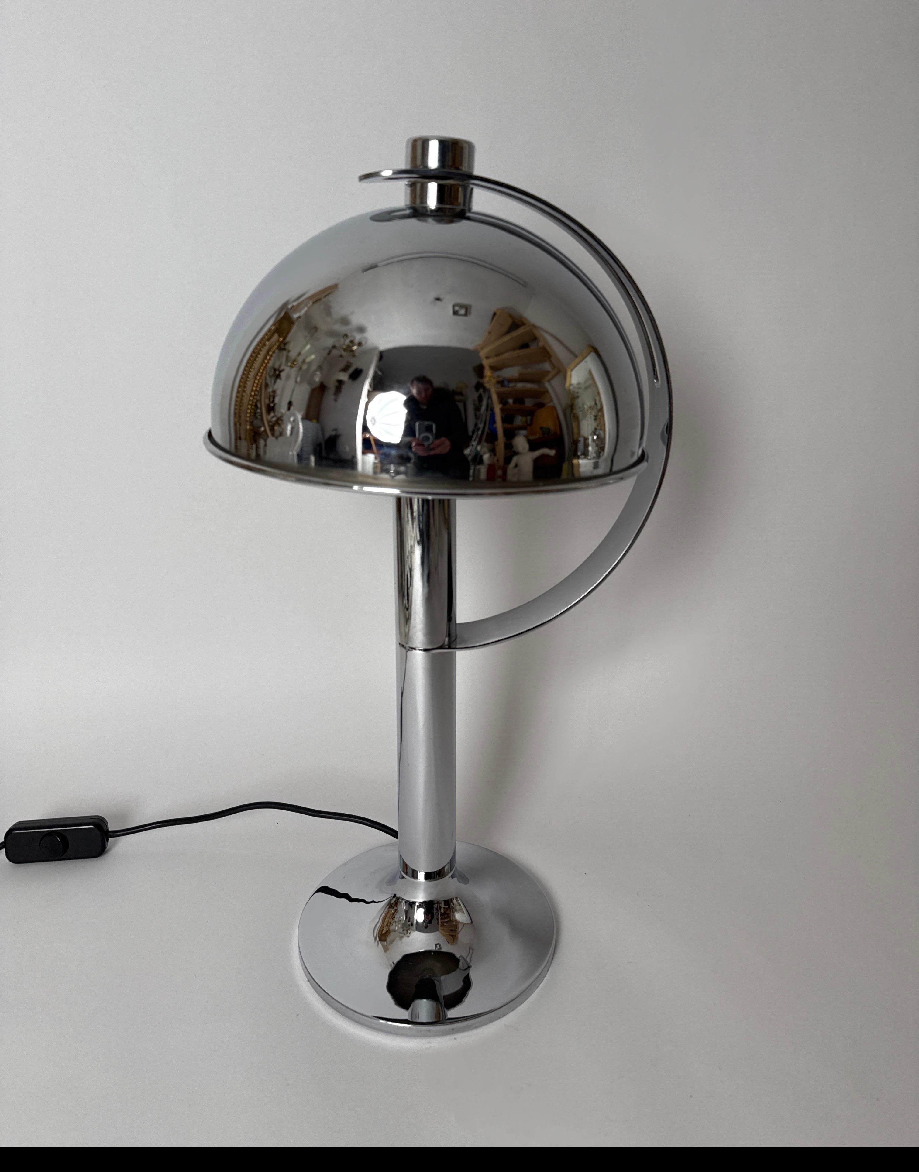 Excepcional lámpara de mesa cromada moderna de mediados de siglo de Florian Schulz Alemania Años 70 en Bueno estado para la venta en Hannover, DE