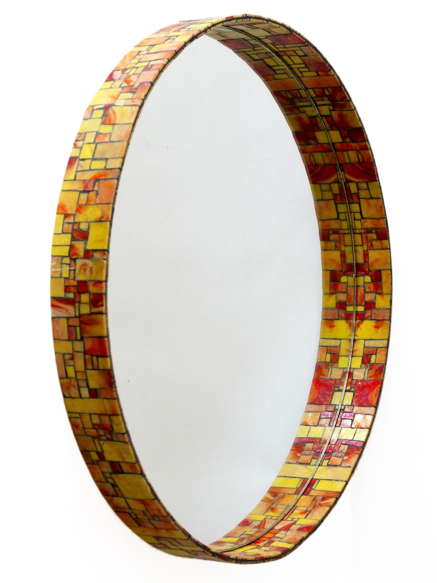 Miroir Exceptionnel miroir mural circulaire encadré de mosaïque moderne du milieu du siècle dernier, Italie, années 1960 en vente