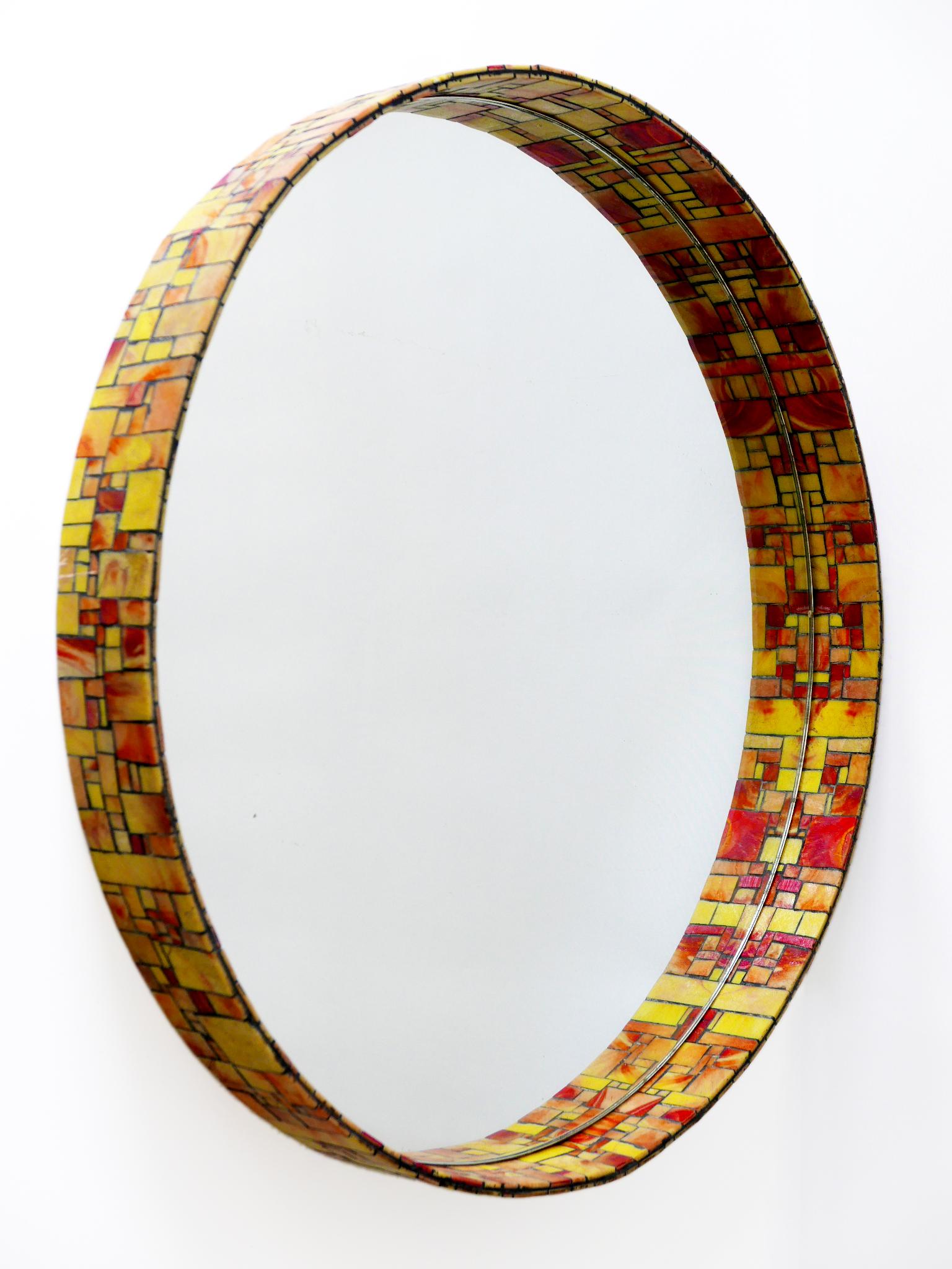 Exceptionnel miroir mural circulaire encadré de mosaïque moderne du milieu du siècle dernier, Italie, années 1960 en vente 2