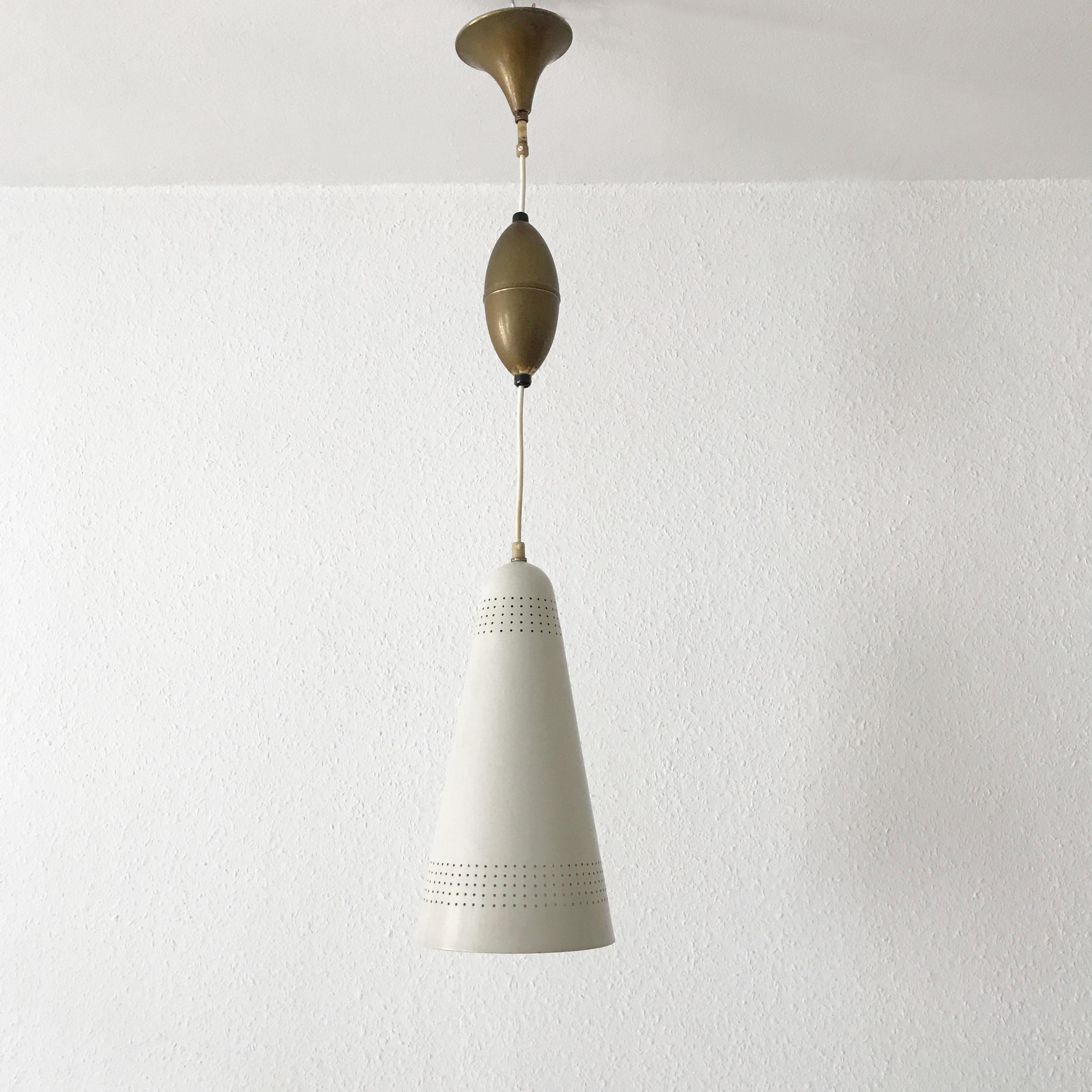 Rarissima ed elegante lampada a sospensione o lampada a sospensione del Mid-Century Modern. Prodotto probabilmente negli anni '60 in Scandinavia. Grazie al cavo a uovo, l'altezza di sospensione è facilmente regolabile tra 27,56-68,89 inc. / 70-175